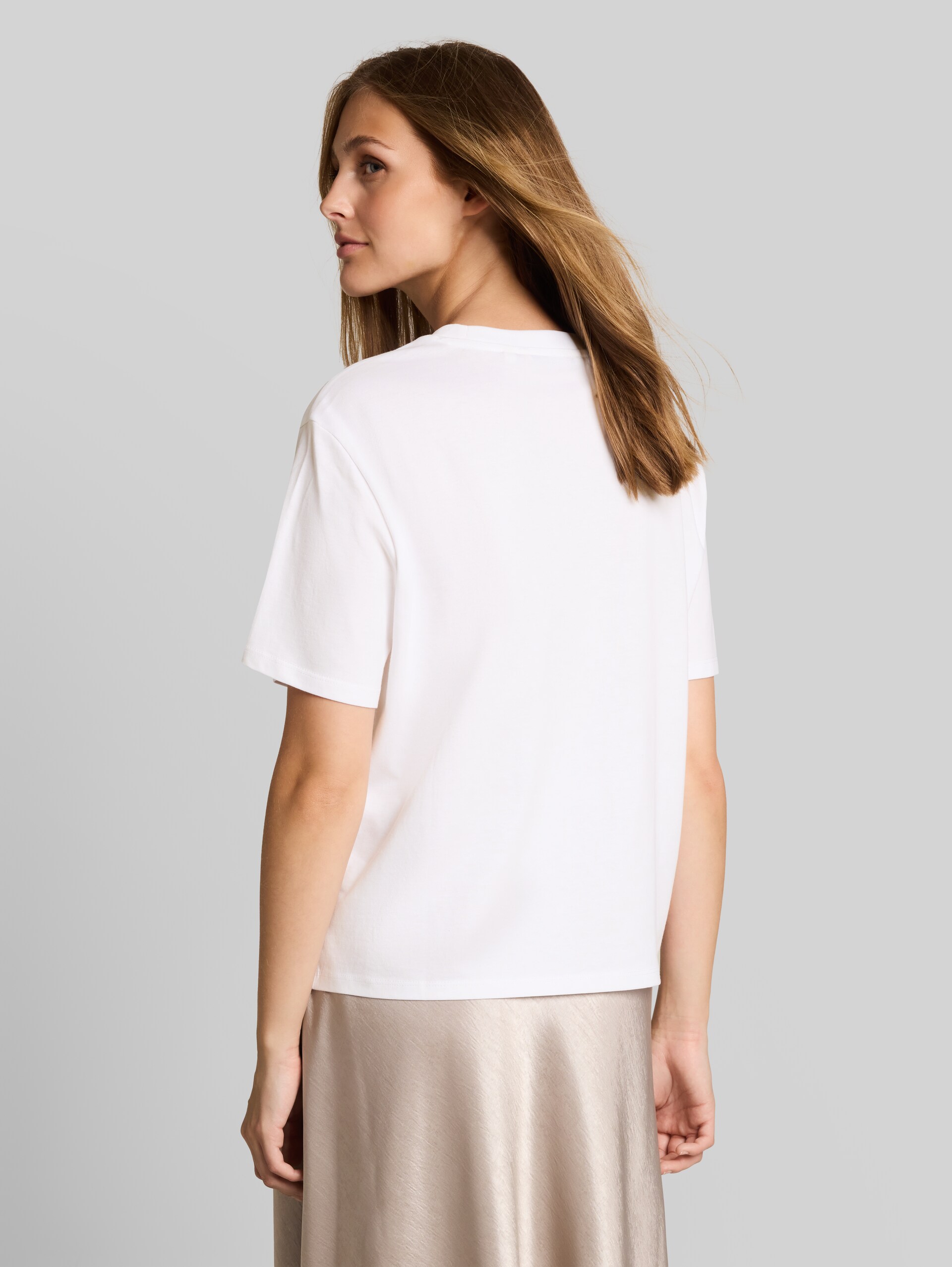 Boxy Fit T-Shirt mit Stickerei - White - Auschnitt Model-Rückansicht