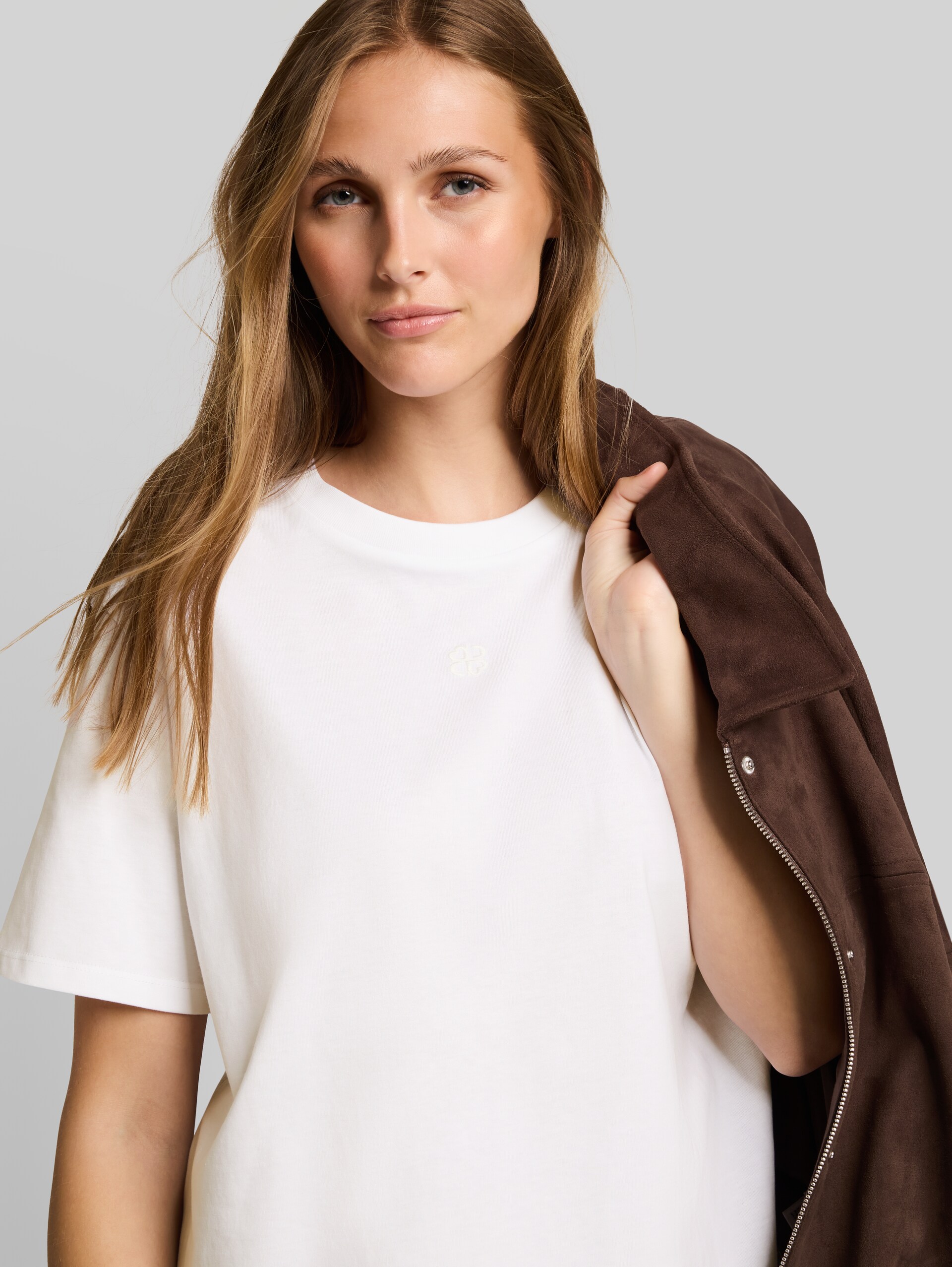Boxy Fit T-Shirt mit Stickerei - White - Detail-Model-Ansicht