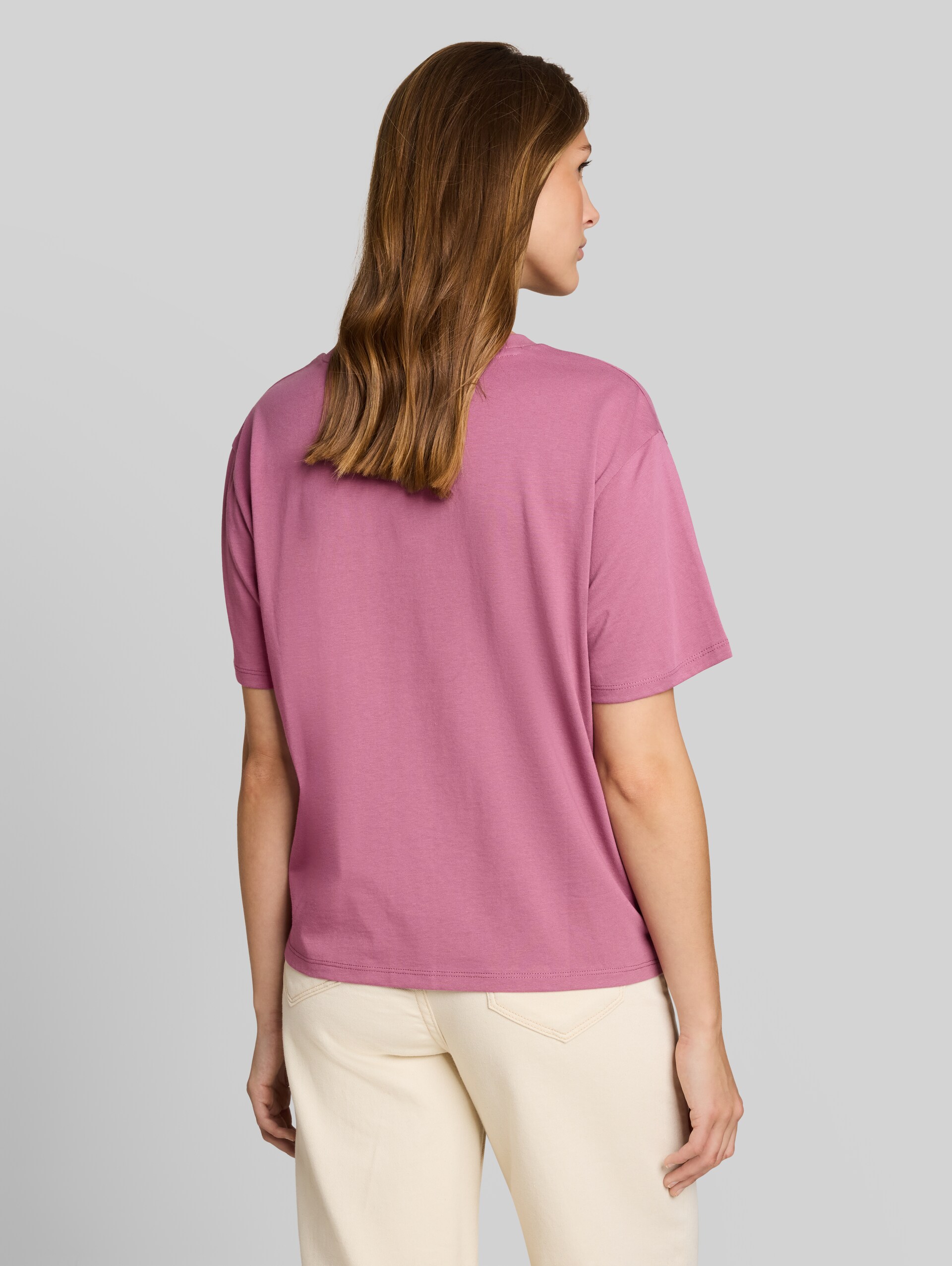 Boxy Fit T-Shirt mit Stickerei - dusty berry - Auschnitt Model-Rückansicht