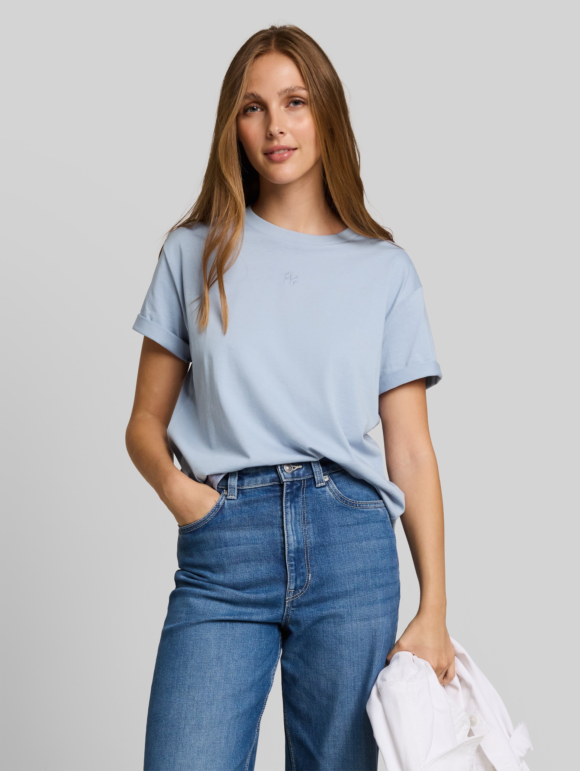 Boxy Fit T-Shirt mit Stickerei - foggy sky blue - Ausschnitt Model-Vorderansicht