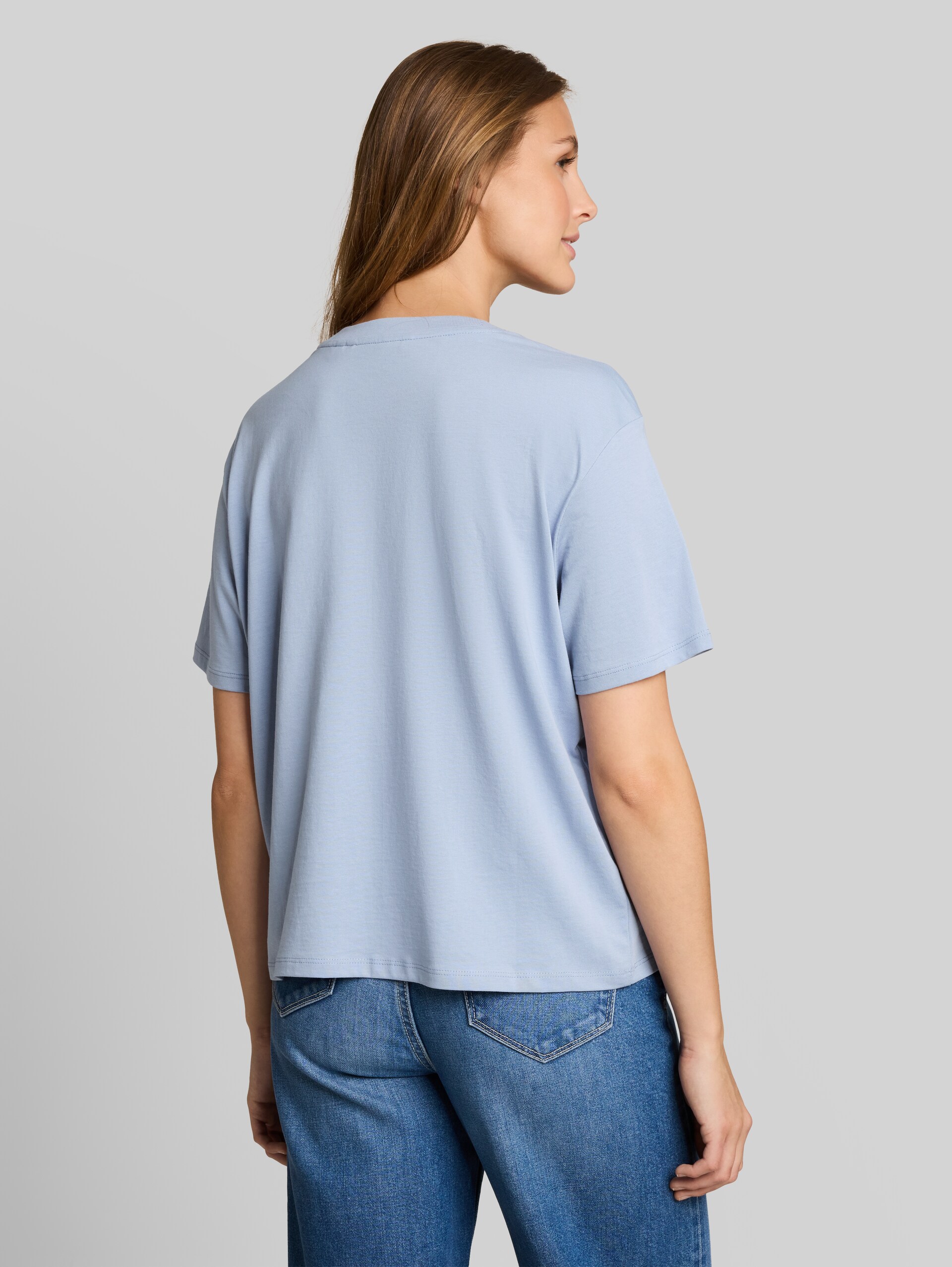 Boxy Fit T-Shirt mit Stickerei - foggy sky blue - Auschnitt Model-Rückansicht