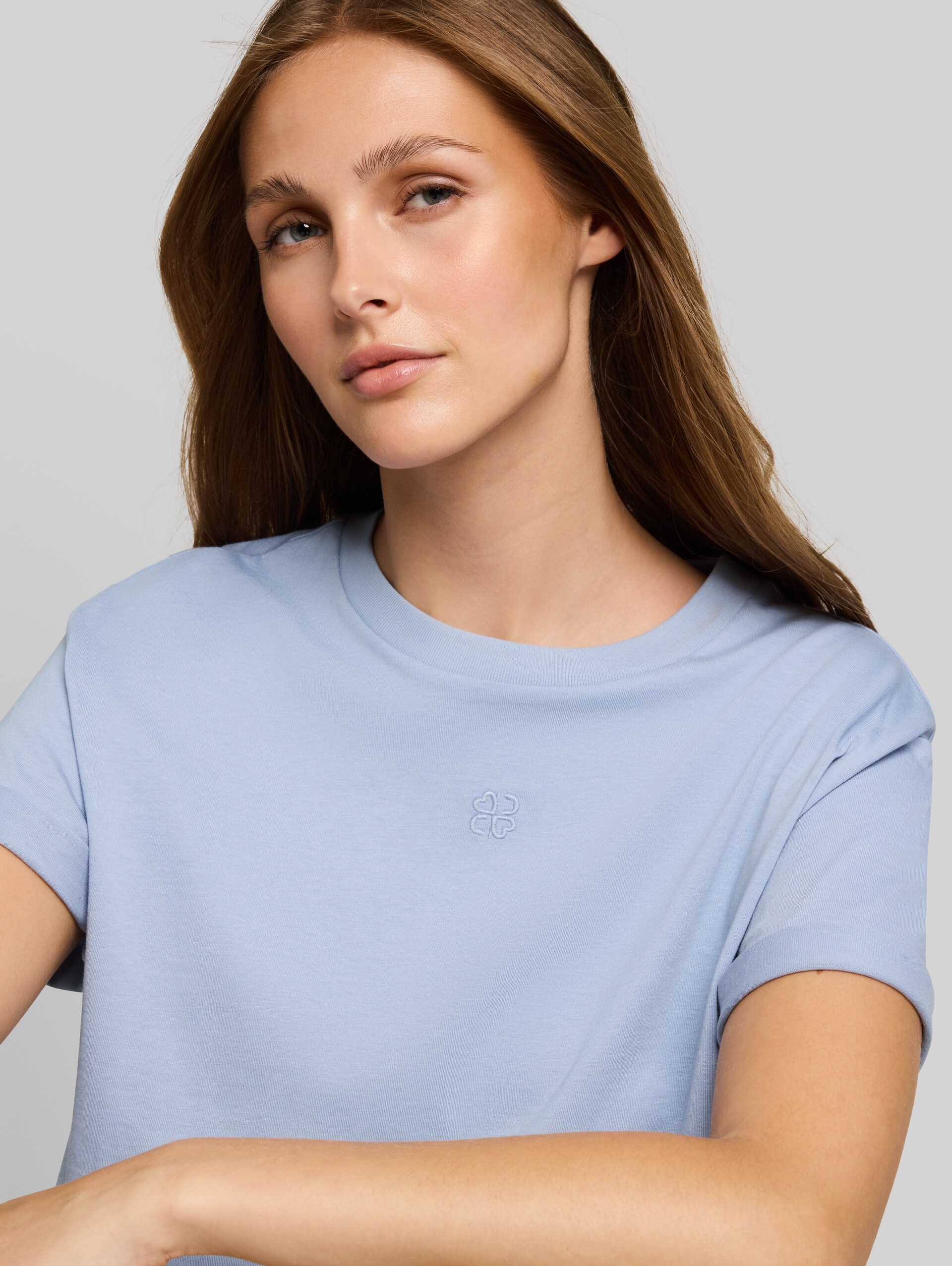 Boxy Fit T-Shirt mit Stickerei - foggy sky blue - Detail-Model-Ansicht