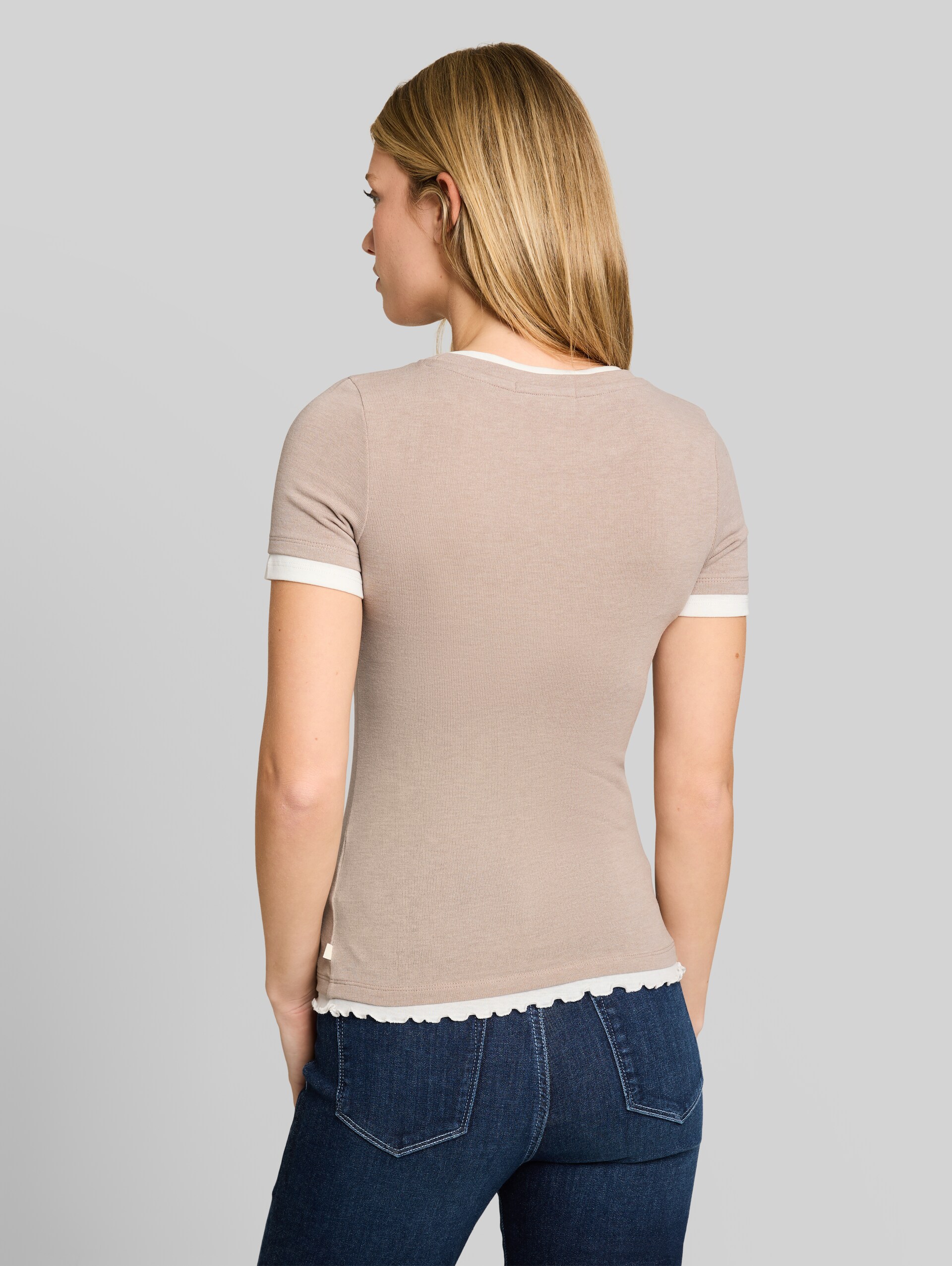 T-Shirt im 2-in-1-Look - atmosphere beige melange - Auschnitt Model-Rückansicht