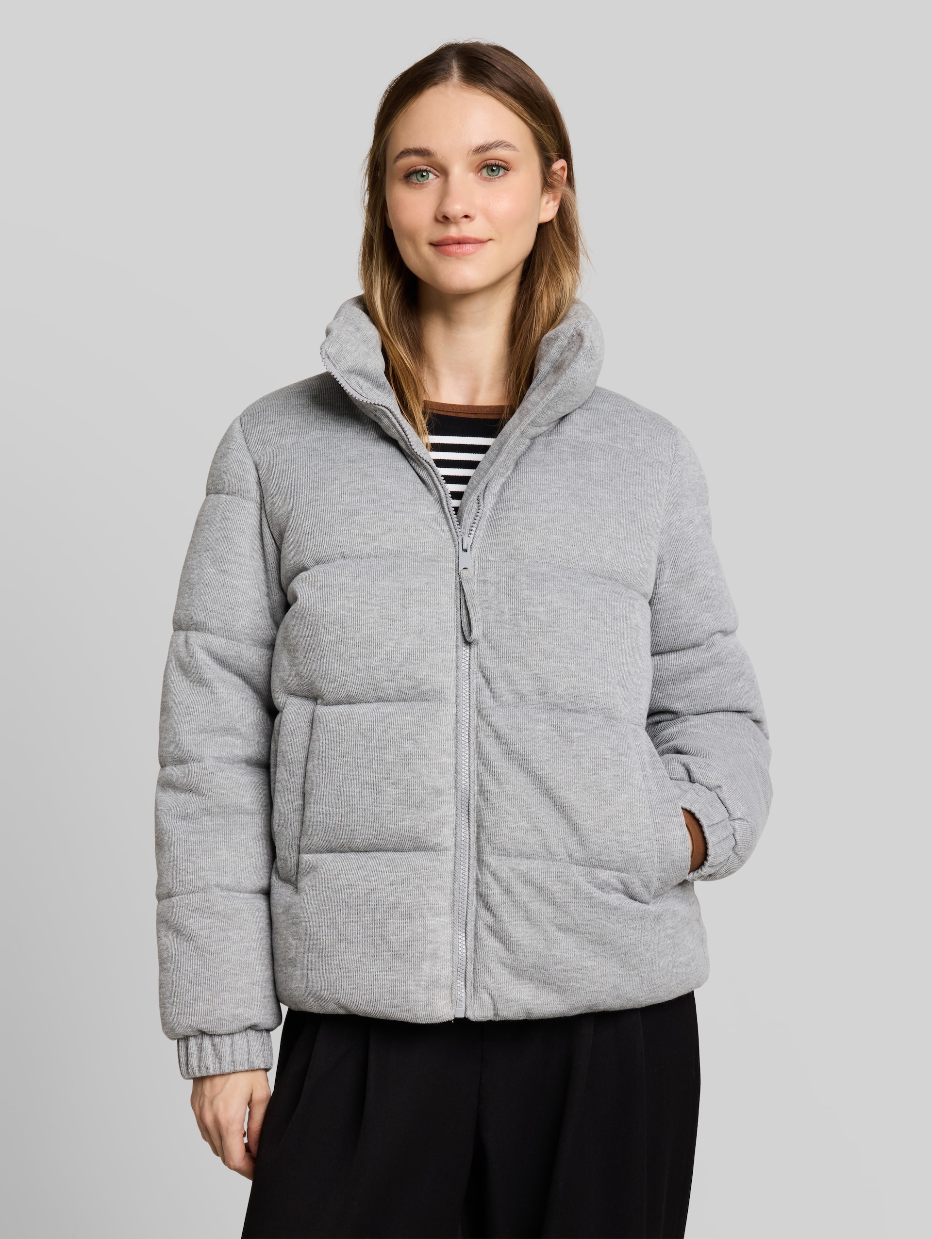 Cosy Puffer-Jacke mit Stehkragen - Light Soft Grey Melange - Model-Vorderansicht