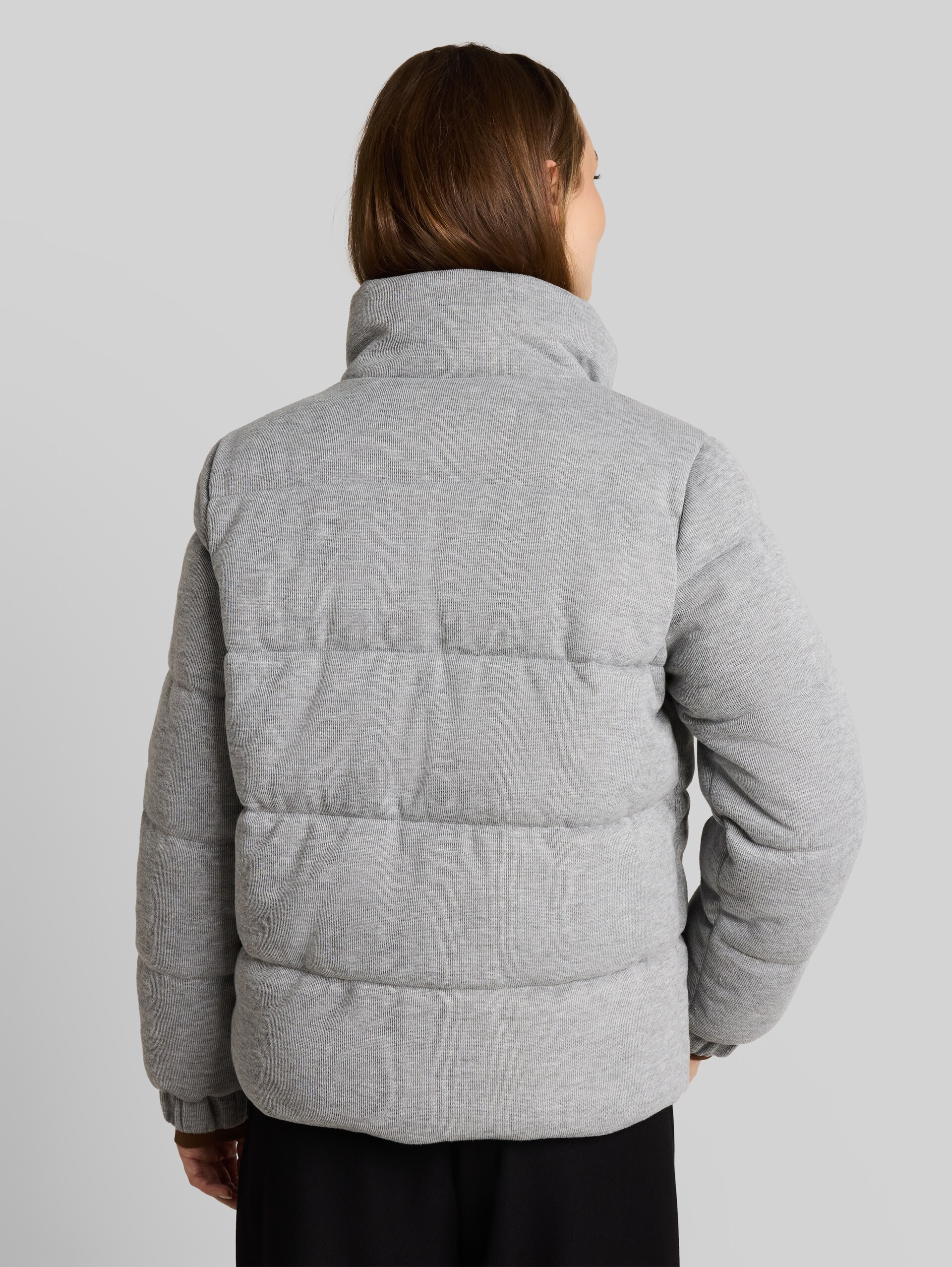 Cosy Puffer-Jacke mit Stehkragen - Light Soft Grey Melange - Model-Rückansicht