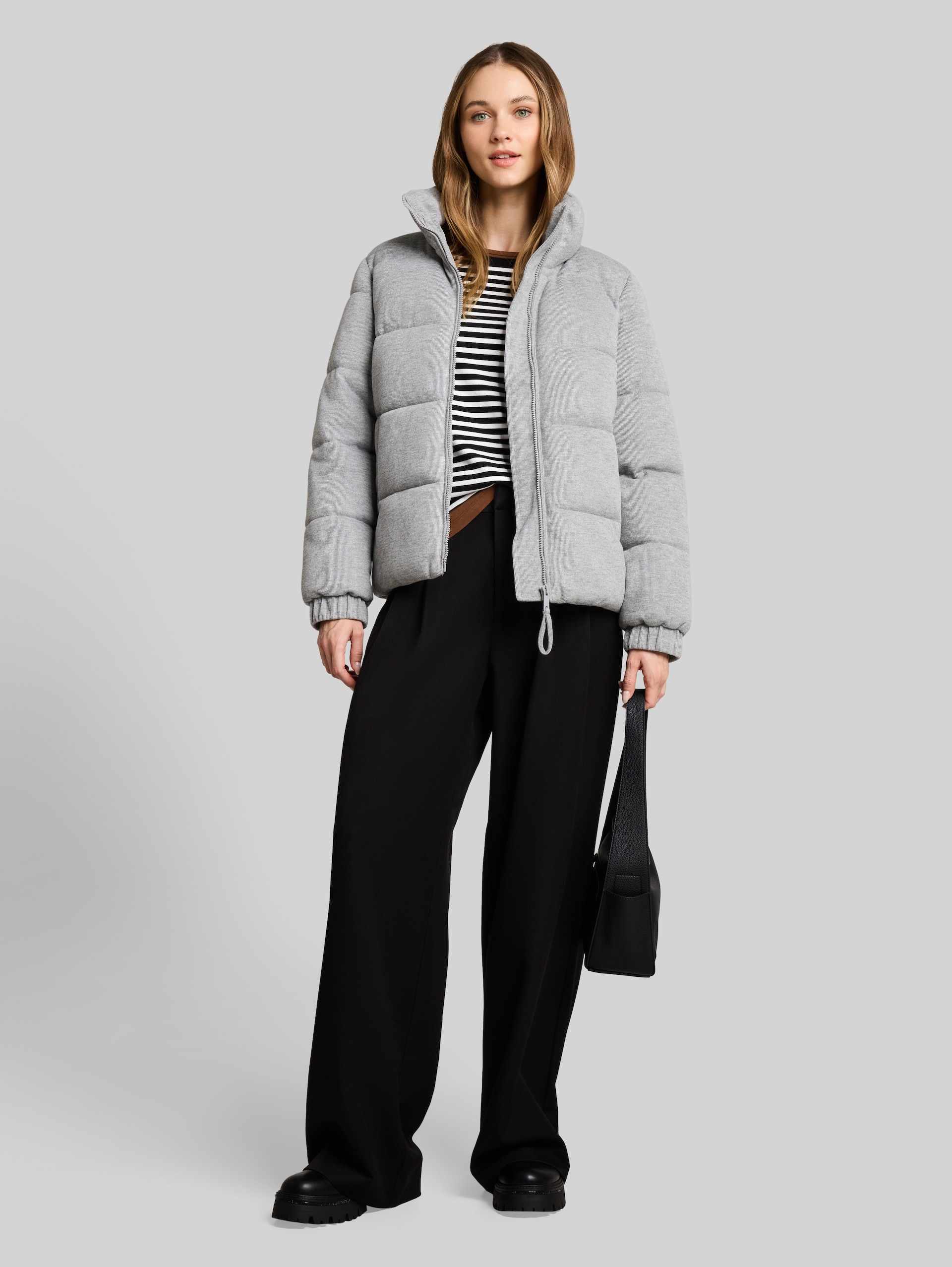 Cosy Puffer-Jacke mit Stehkragen - Light Soft Grey Melange - seitliche Model-Ansicht