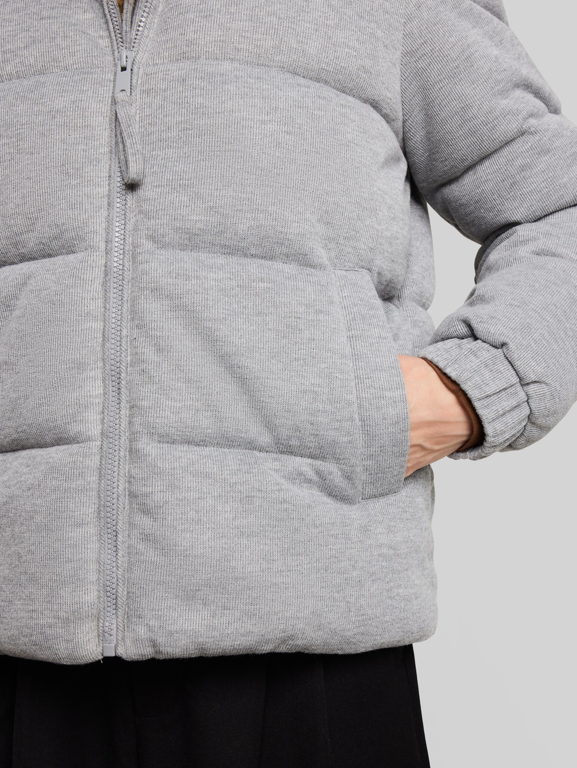 Cosy Puffer-Jacke mit Stehkragen - Light Soft Grey Melange - Detail-Model-Ansicht