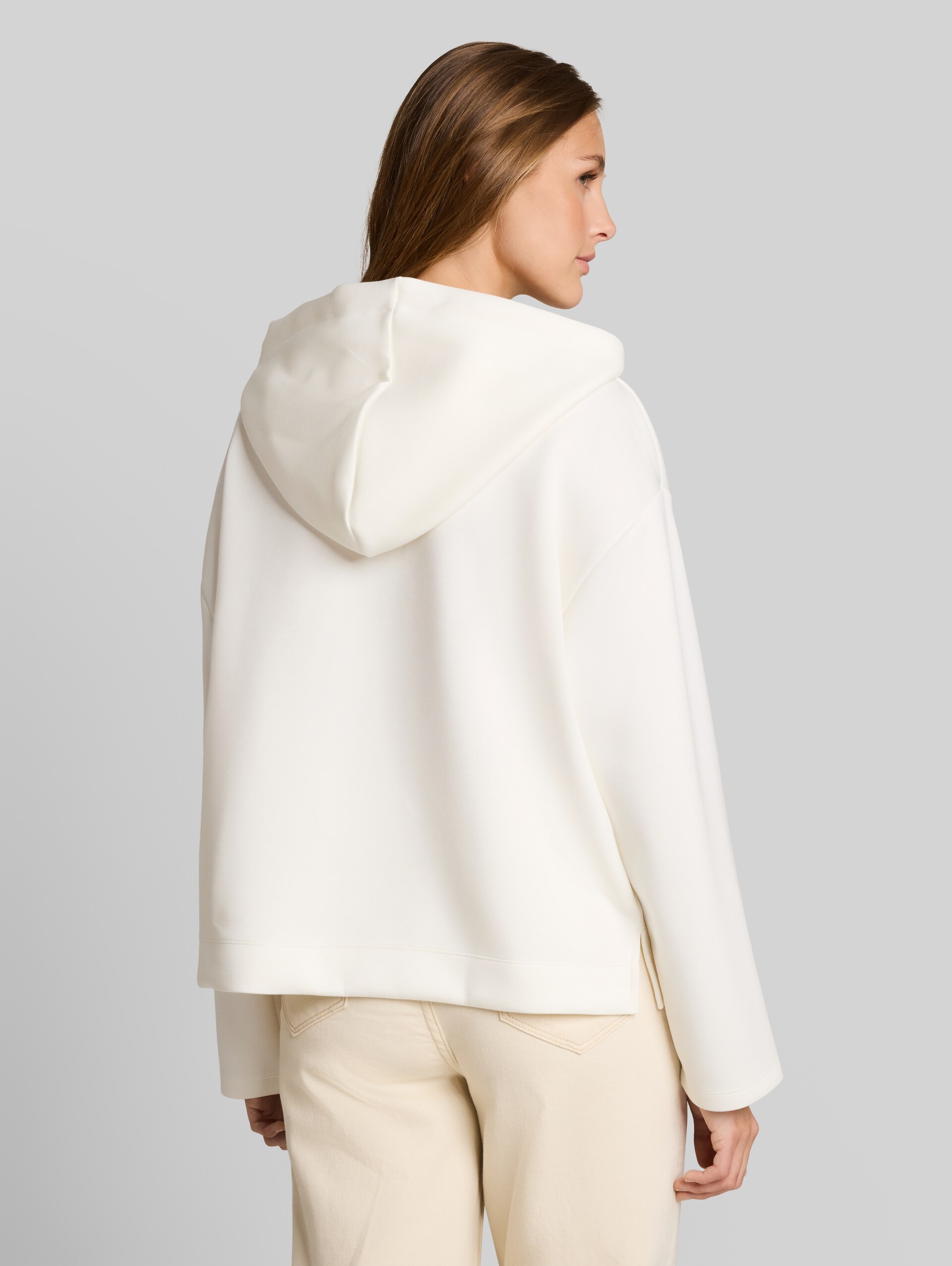 Loose Fit Scuba Hoodie Sweatshirt mit Stickerei - off white - Auschnitt Model-Rückansicht