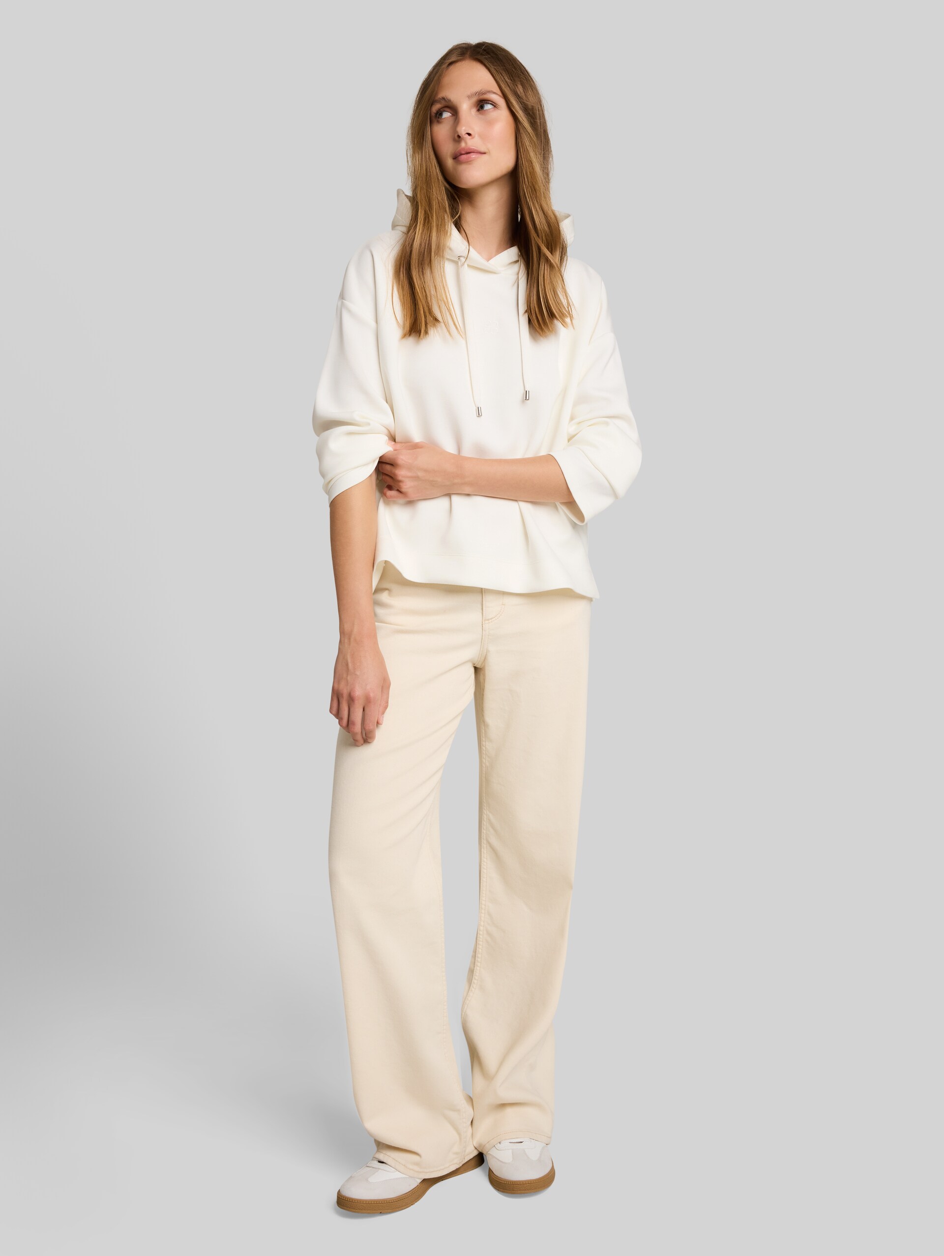 Loose Fit Scuba Hoodie Sweatshirt mit Stickerei - off white - Model-Vorderansicht