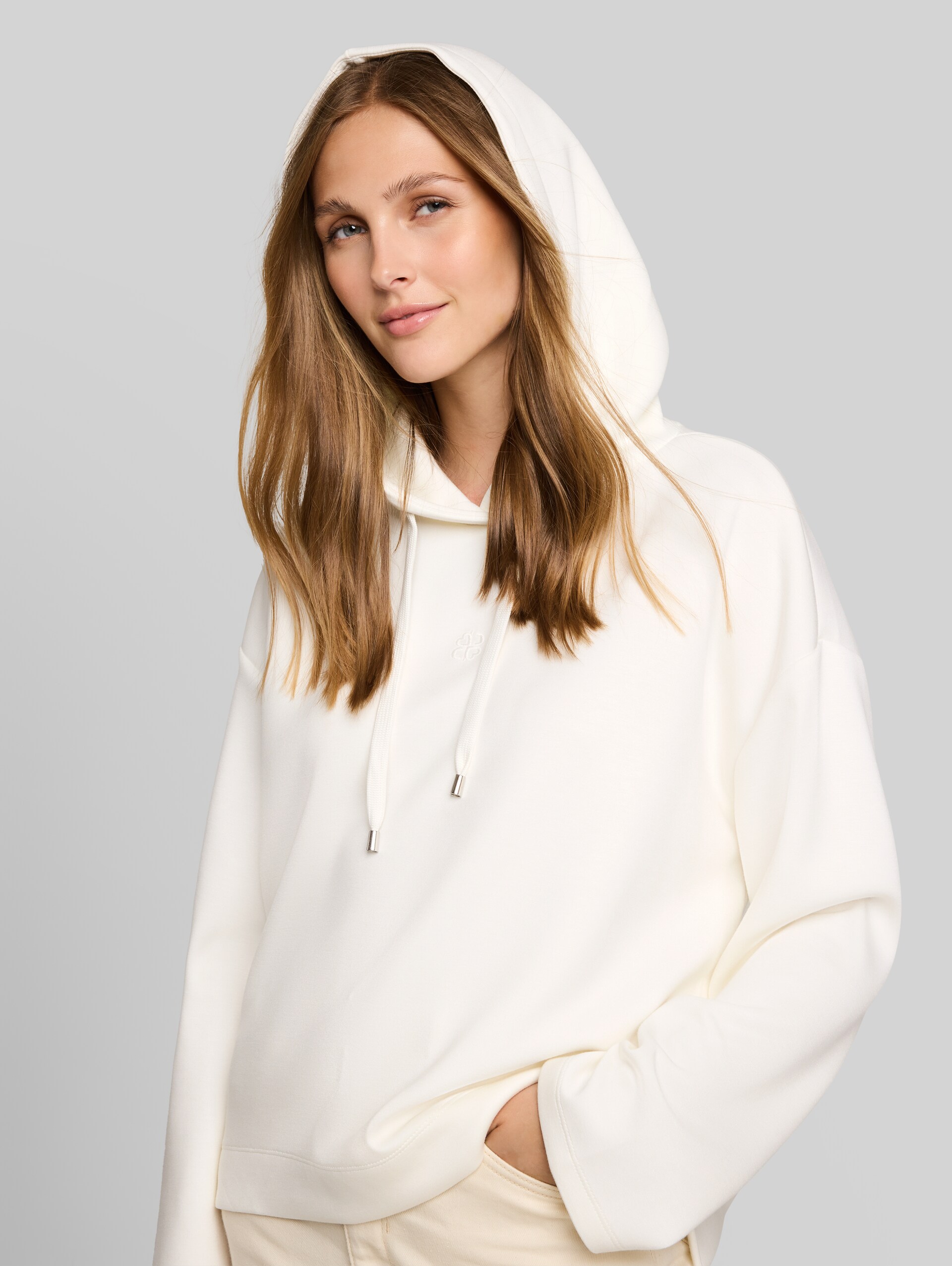 Loose Fit Scuba Hoodie Sweatshirt mit Stickerei - off white - Detail-Model-Ansicht