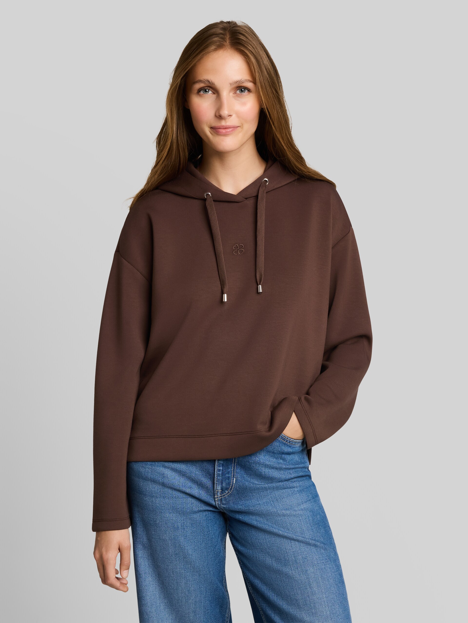 Loose Fit Scuba Hoodie Sweatshirt mit Stickerei - cool dark brown - Ausschnitt Model-Vorderansicht