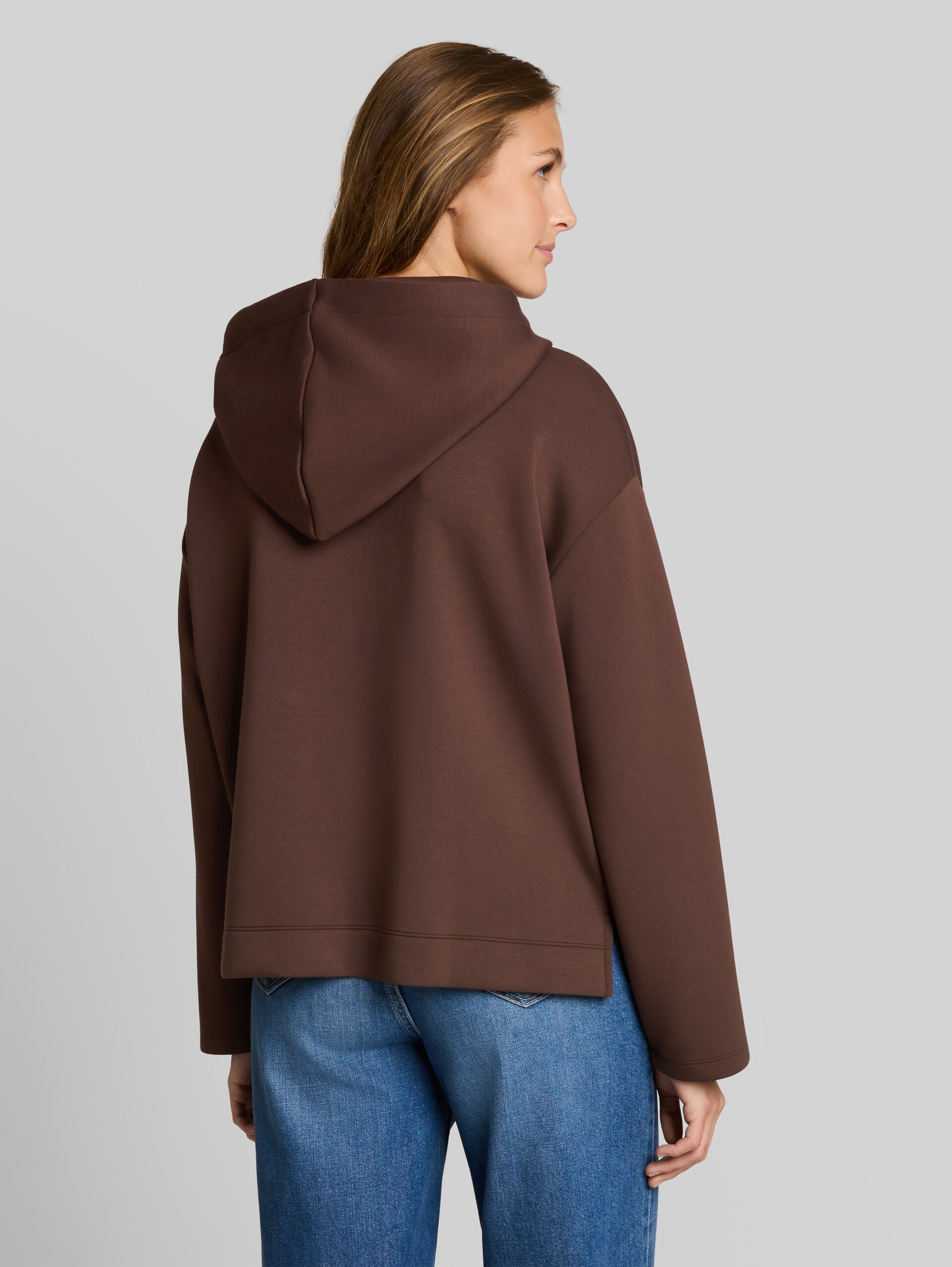 Loose Fit Scuba Hoodie Sweatshirt mit Stickerei - cool dark brown - Auschnitt Model-Rückansicht