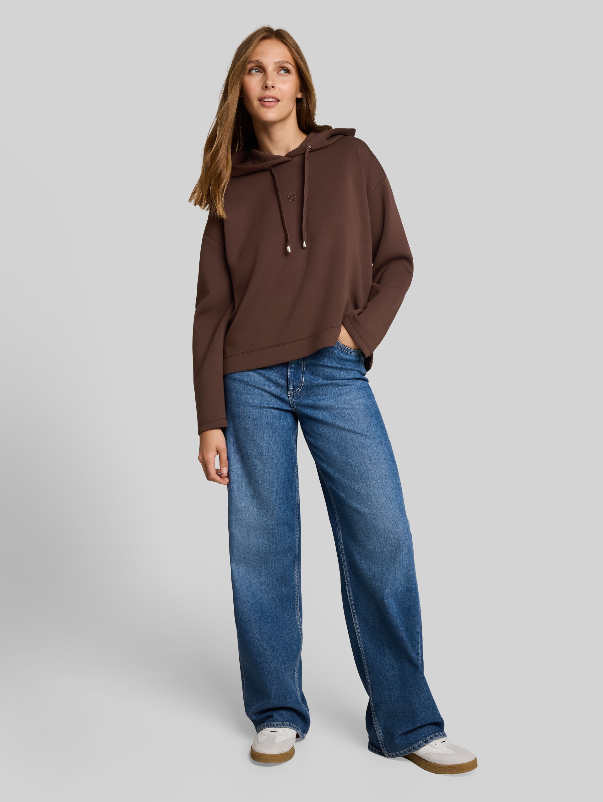 Loose Fit Scuba Hoodie Sweatshirt mit Stickerei - cool dark brown - Model-Vorderansicht