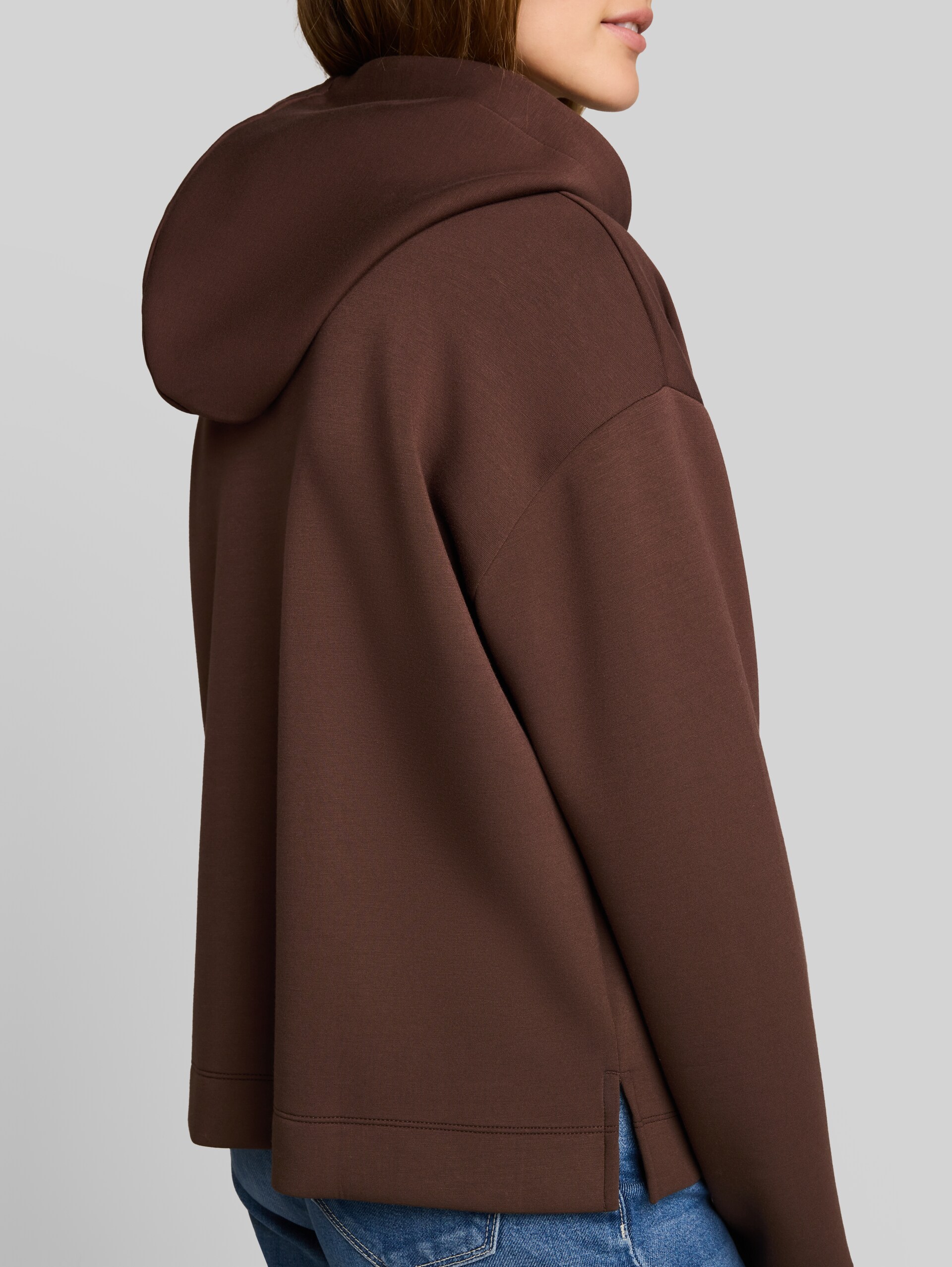 Loose Fit Scuba Hoodie Sweatshirt mit Stickerei - cool dark brown - Detail-Model-Ansicht