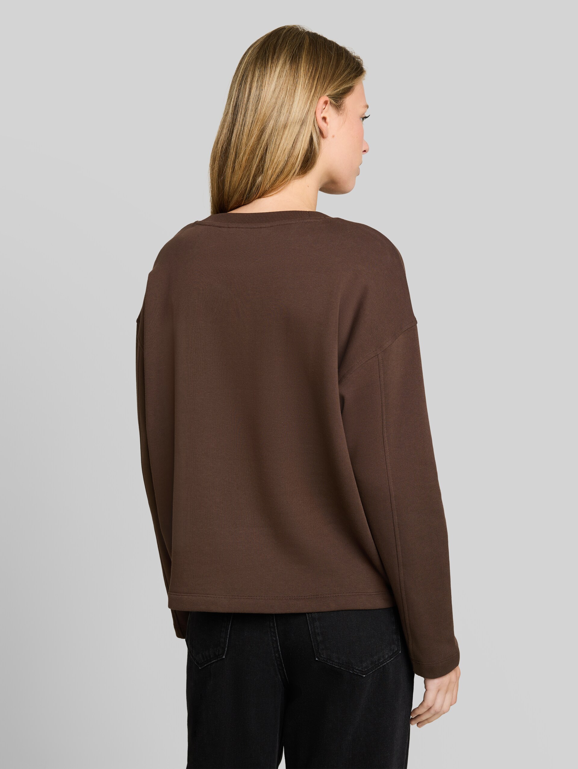 Basic Sweatshirt aus Baumwolle - cool dark brown - Auschnitt Model-Rückansicht