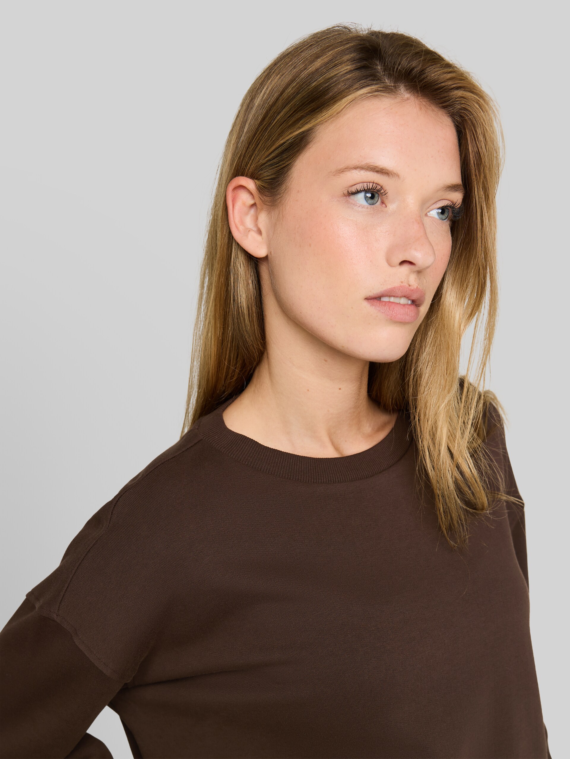 Basic Sweatshirt aus Baumwolle - cool dark brown - Detail-Model-Ansicht