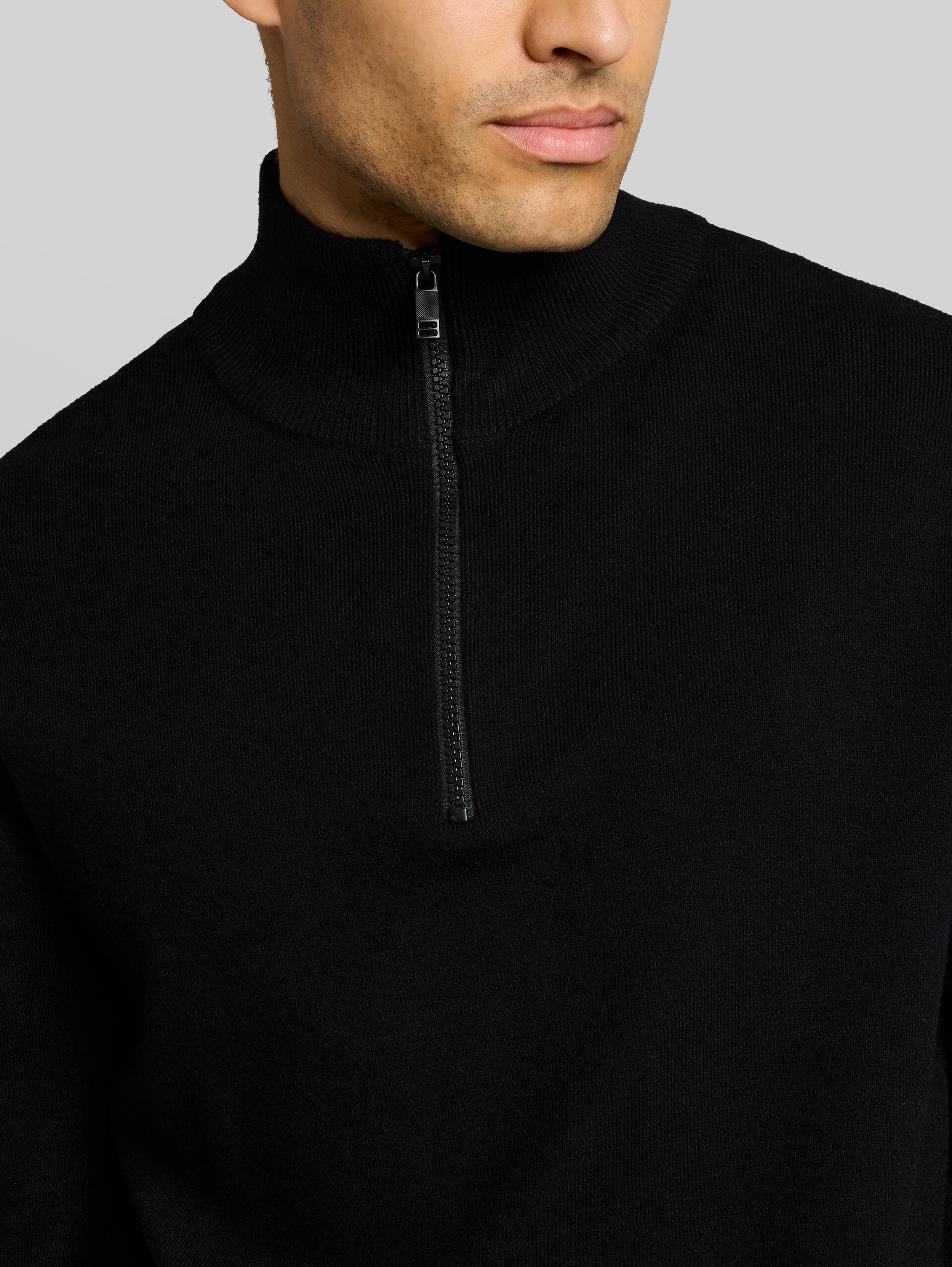 Relaxed Fit Troyer Strickpullover - Black - Detail-Model-Ansicht