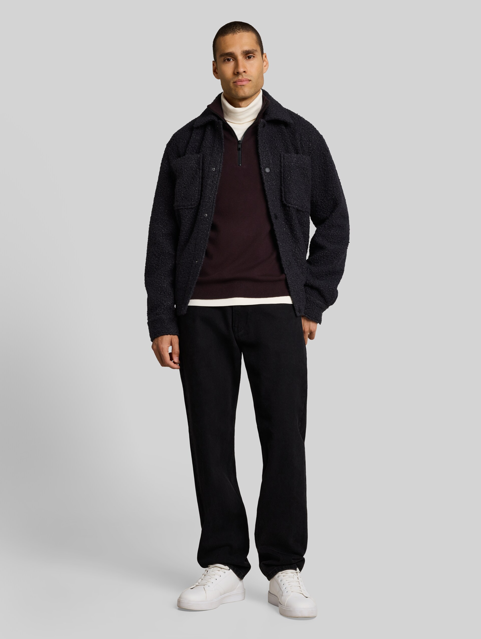 Gebreide trui met troyer-hals in relaxed fit - dark plum - Model vooraanzicht