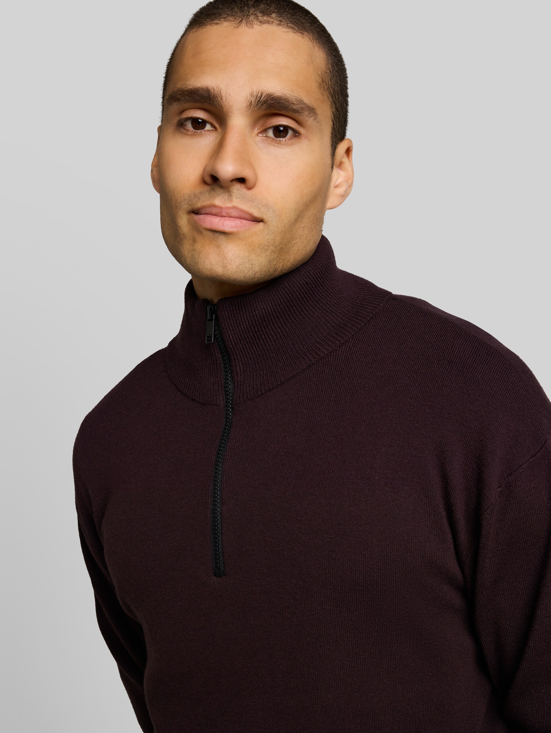Gebreide trui met troyer-hals in relaxed fit - dark plum - Detailaanzicht model