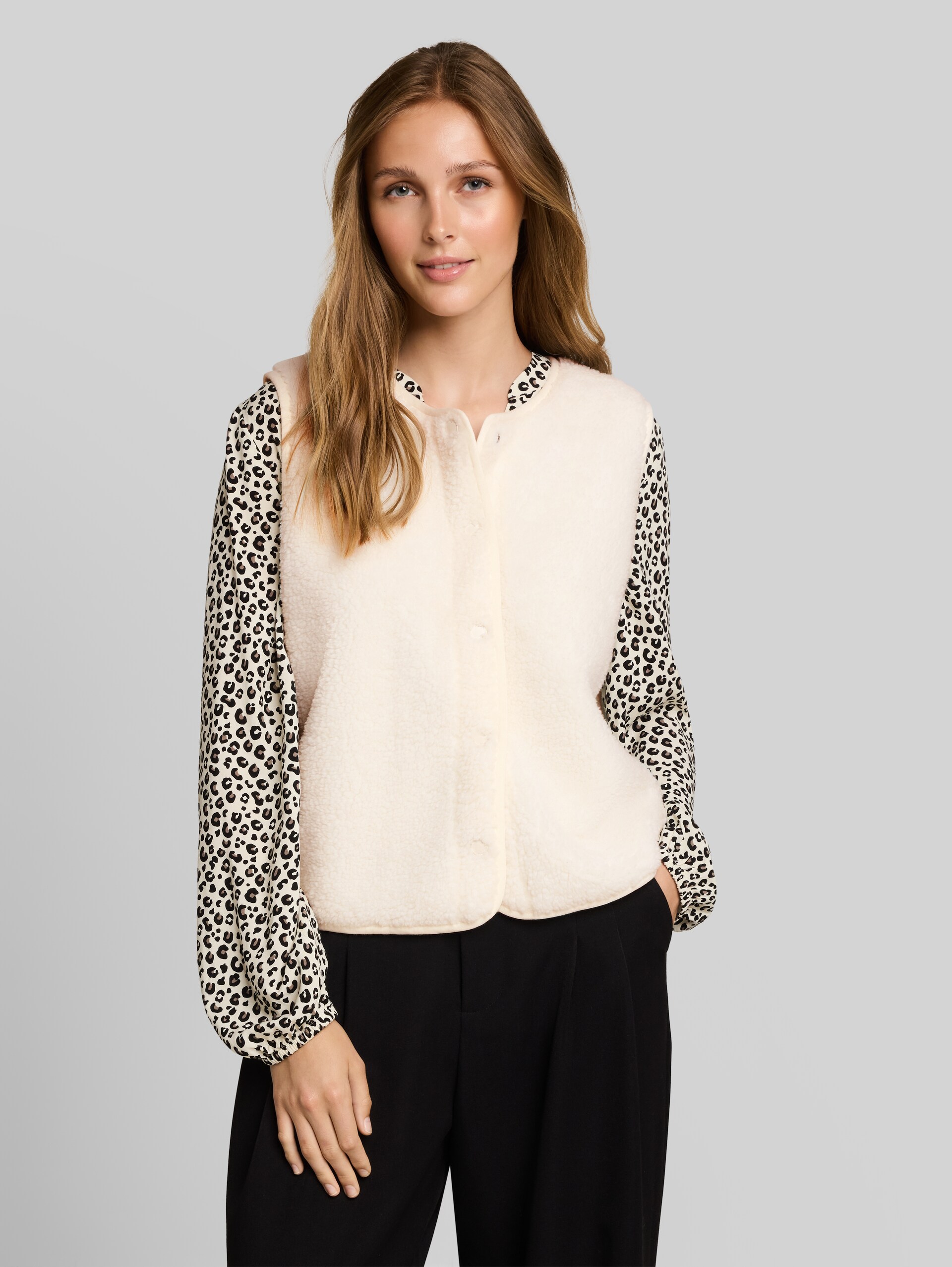 Teddy Weste mit Druckknopfleiste - off white - Ausschnitt Model-Vorderansicht