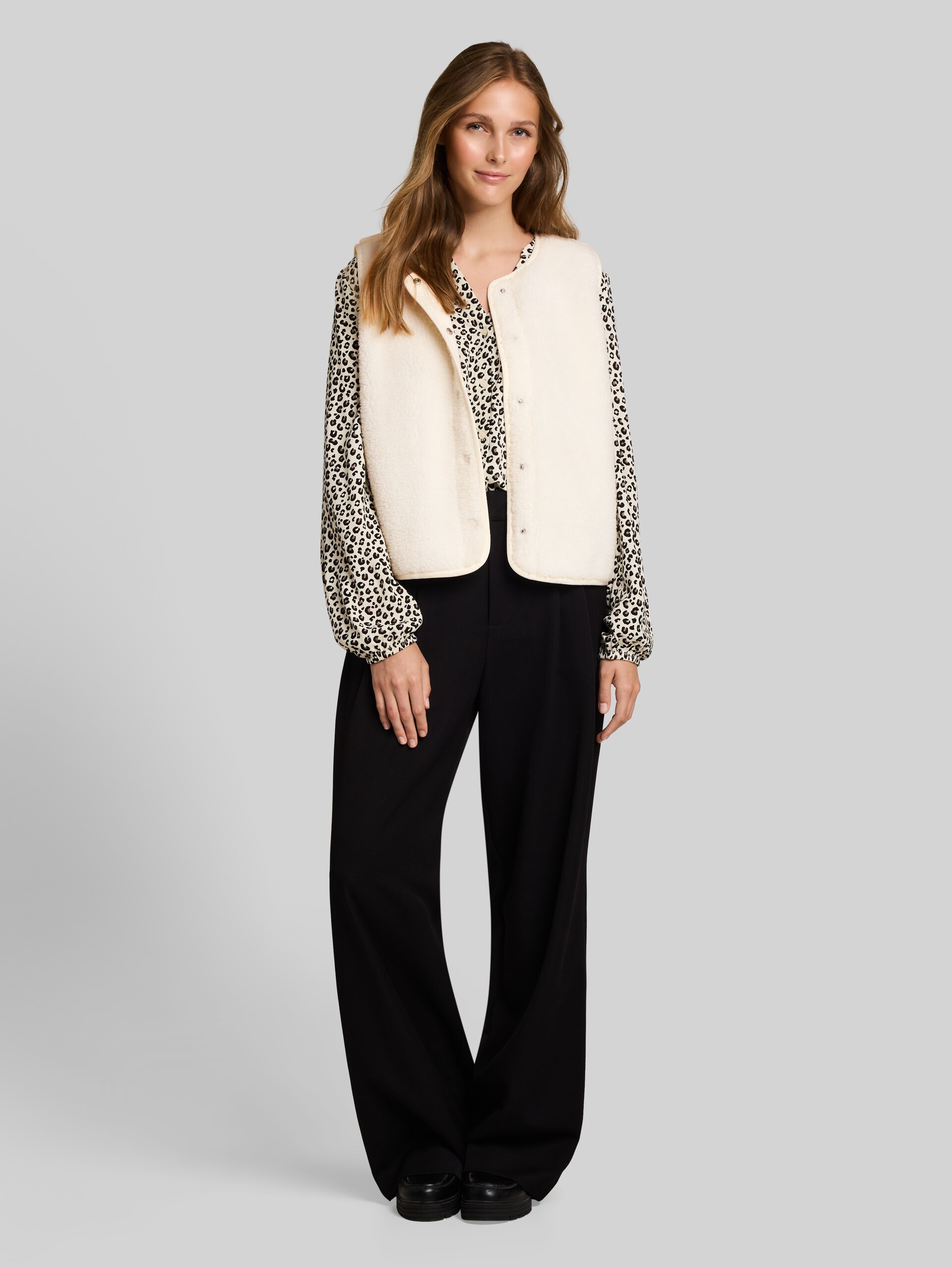 Teddy Weste mit Druckknopfleiste - off white - Model-Vorderansicht