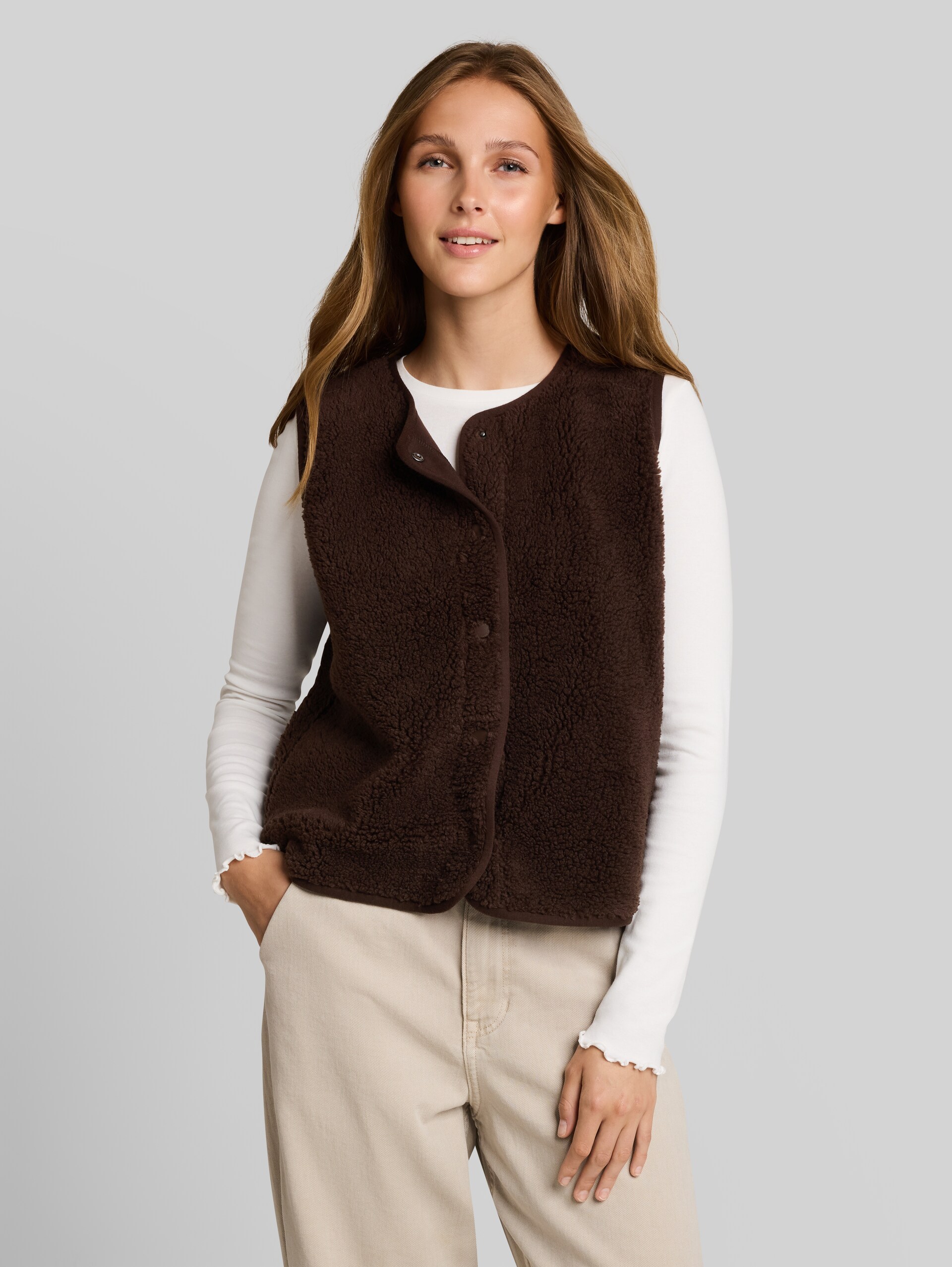Teddy Weste mit Druckknopfleiste - cool dark brown - Ausschnitt Model-Vorderansicht