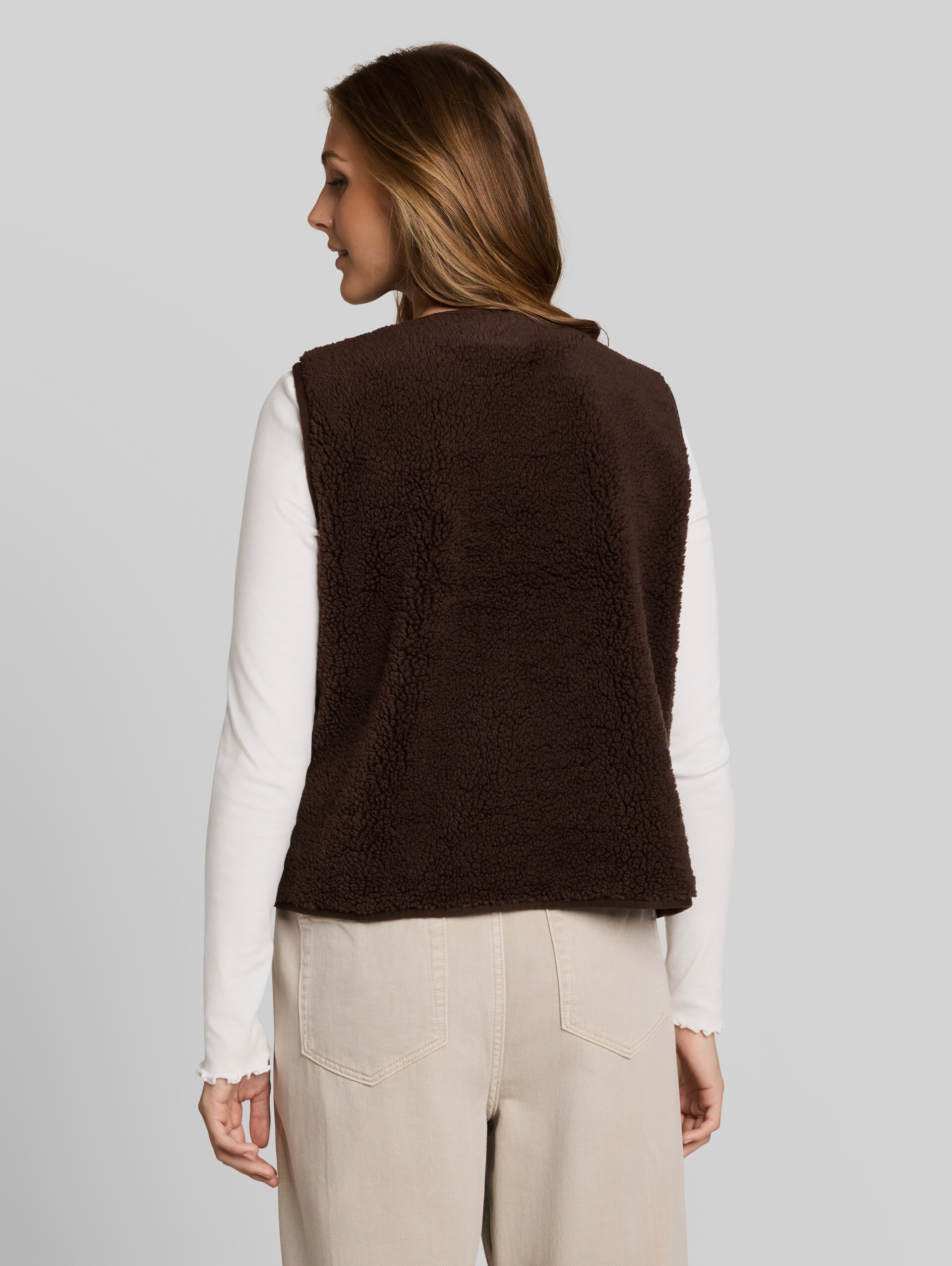 Teddy Weste mit Druckknopfleiste - cool dark brown - Auschnitt Model-Rückansicht