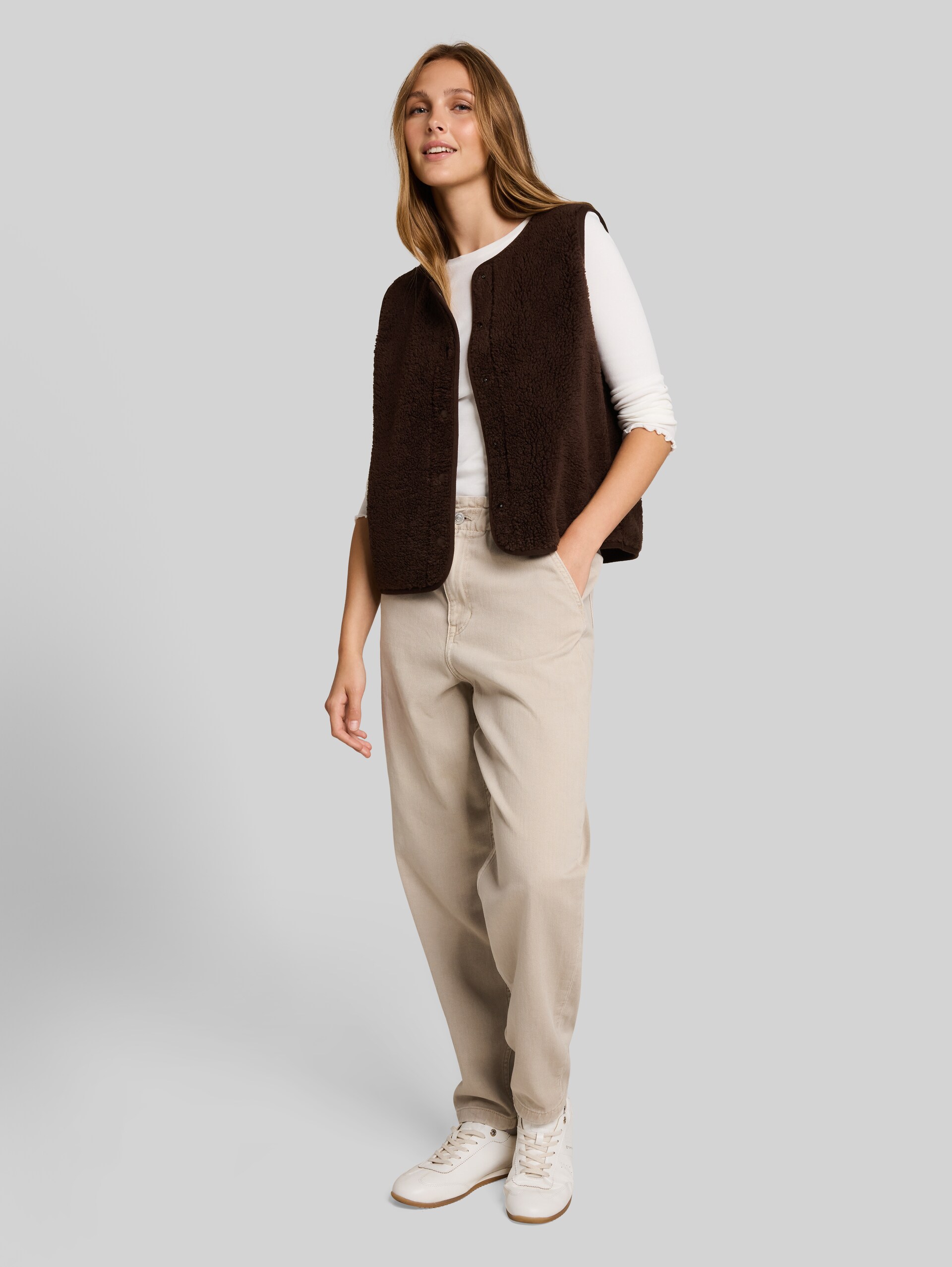 Teddy Weste mit Druckknopfleiste - cool dark brown - Model-Vorderansicht