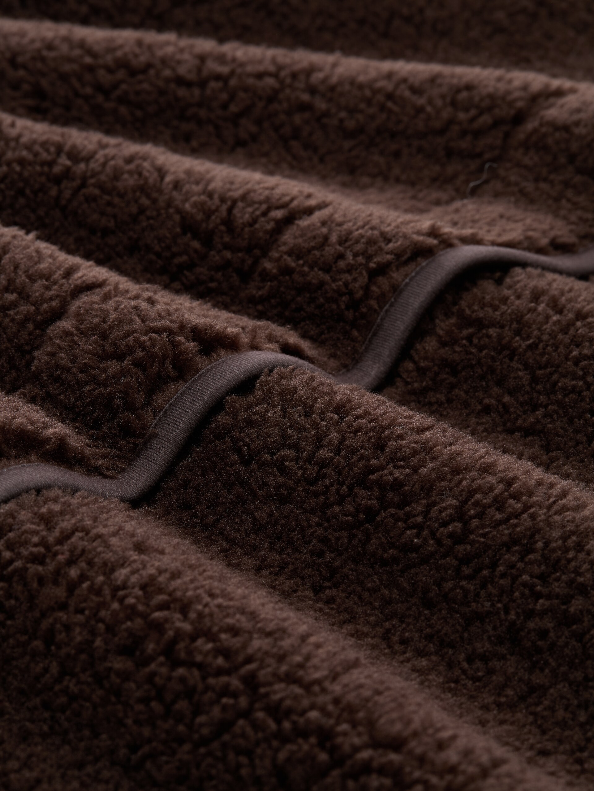 Teddy Weste mit Druckknopfleiste - cool dark brown - Material-Ansicht
