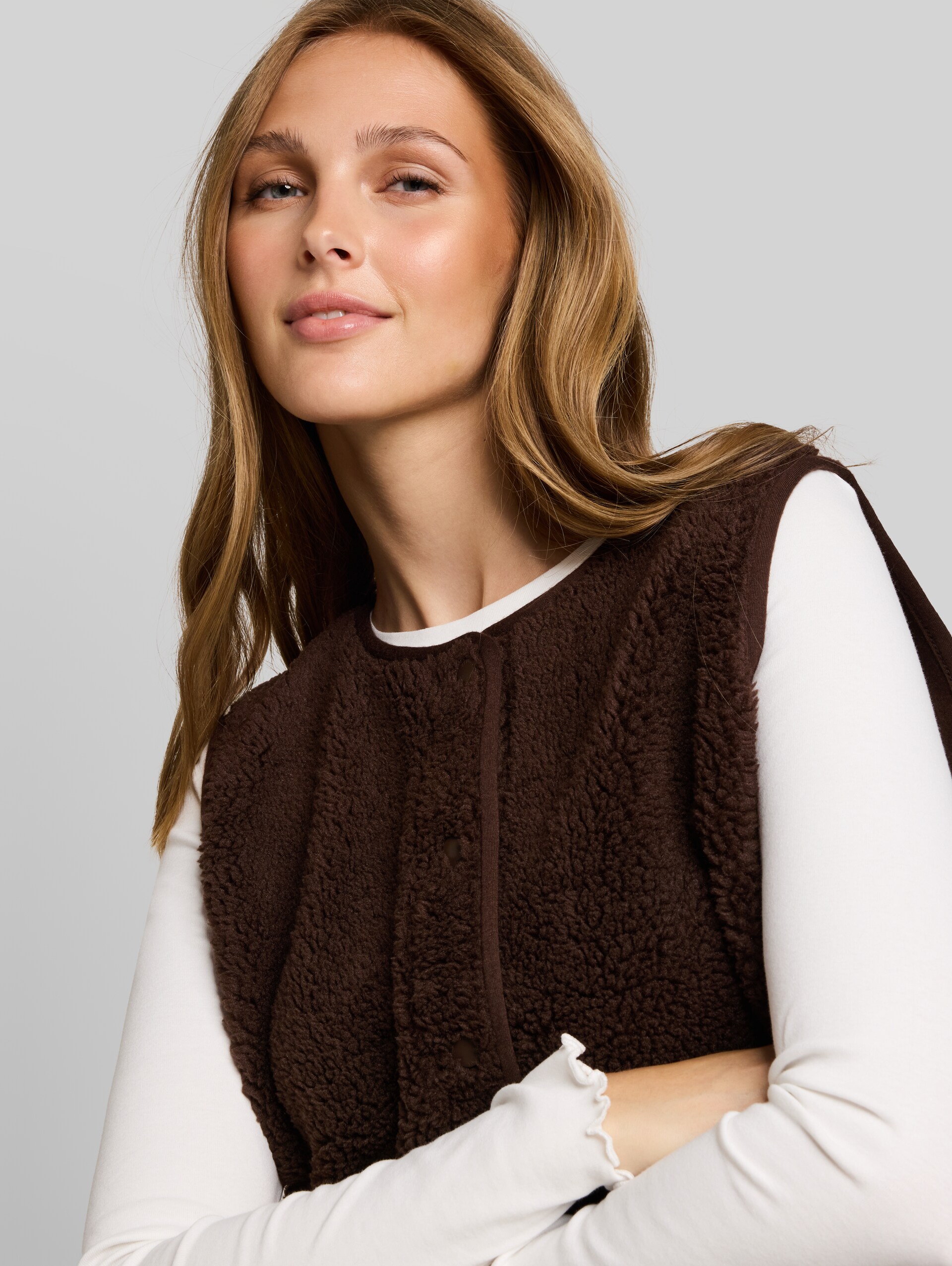 Teddy Weste mit Druckknopfleiste - cool dark brown - Detail-Model-Ansicht