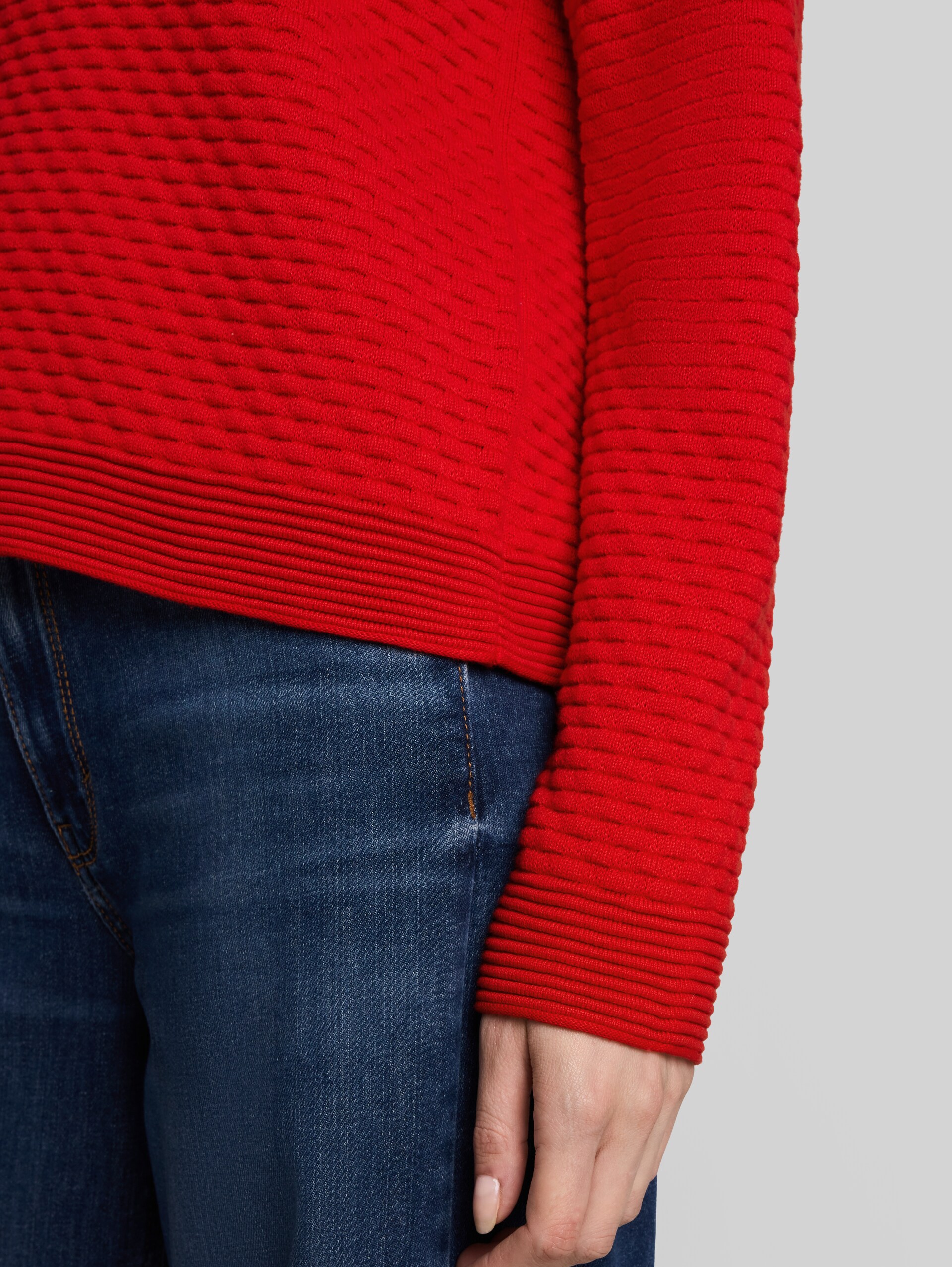 Strickpullover mit Struktur - soft scarlet red - Detail-Model-Ansicht