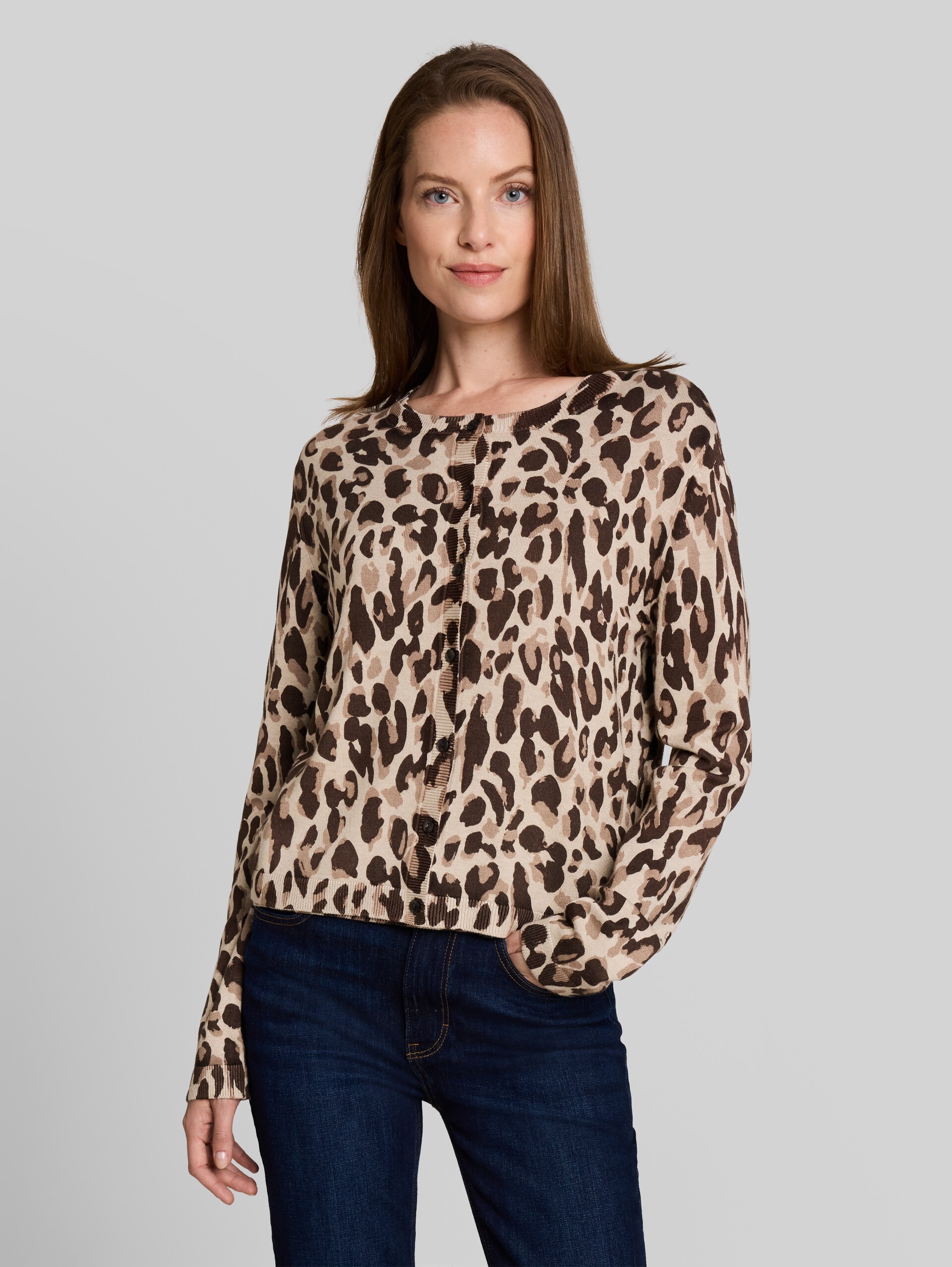 Cardigan mit Leo-Print - gravel beige melange leo - Ausschnitt Model-Vorderansicht