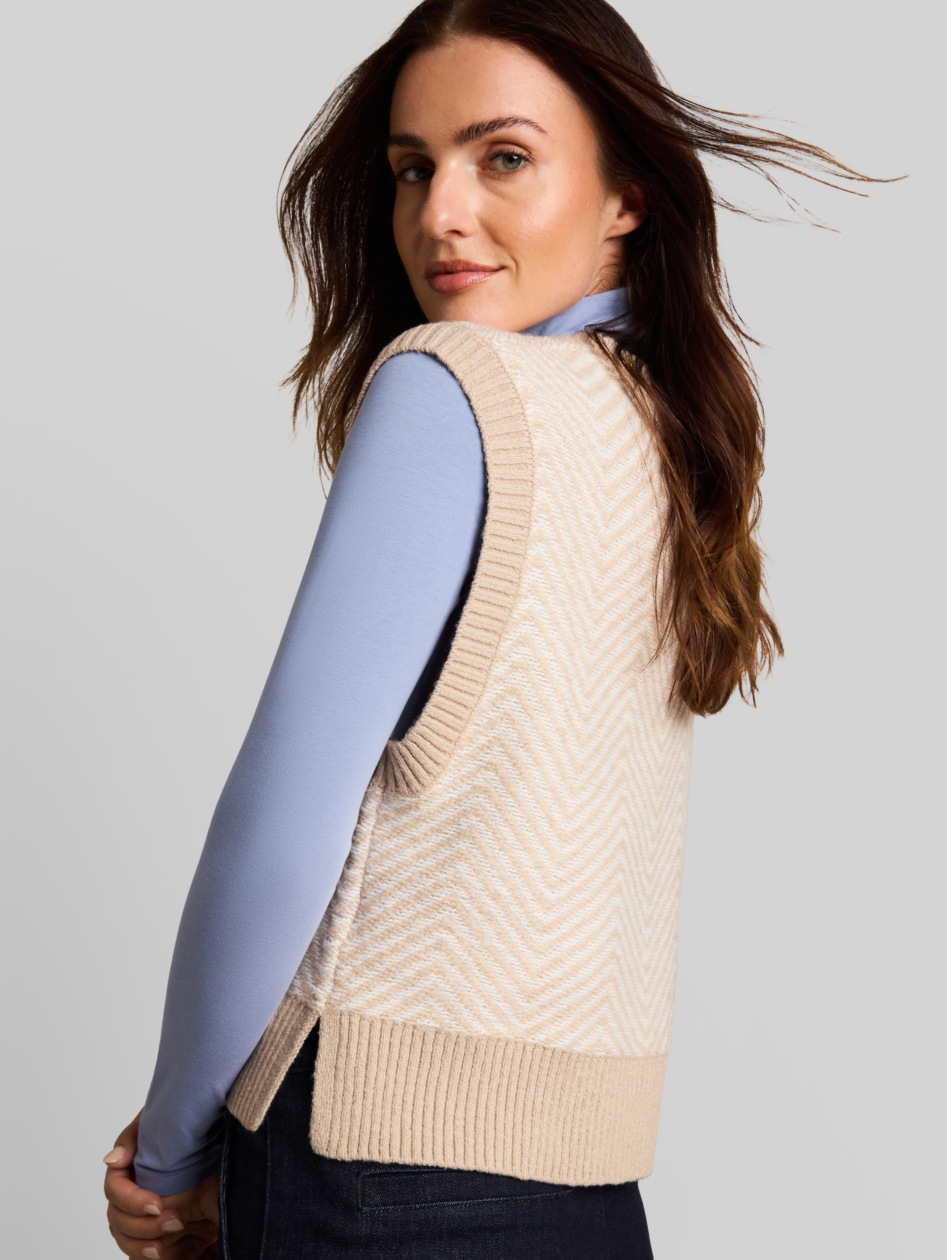 Loose Fit Pullunder - beige melange white zig zag - Detail-Model-Ansicht