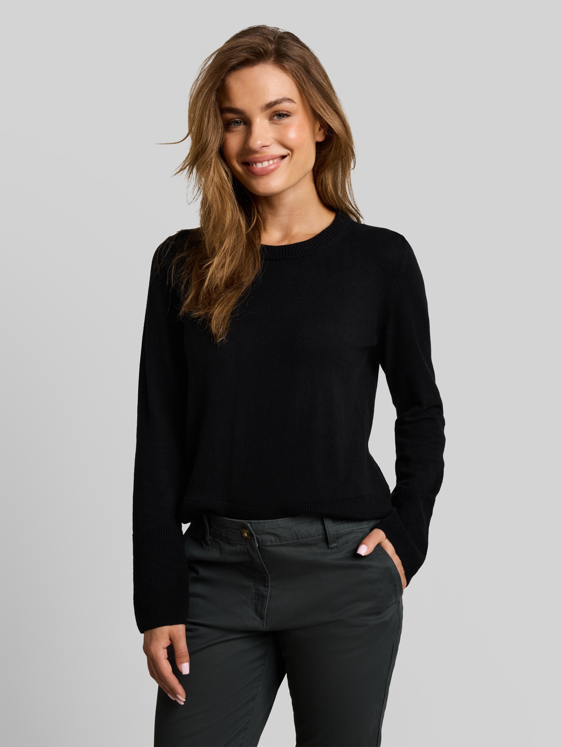 Strickpullover mit Kaschmir-Anteil - deep black - Ausschnitt Model-Vorderansicht