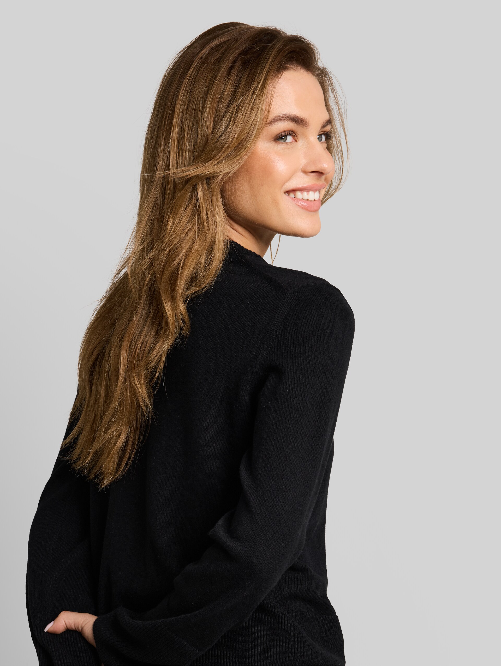 Strickpullover mit Kaschmir-Anteil - deep black - Detail-Model-Ansicht