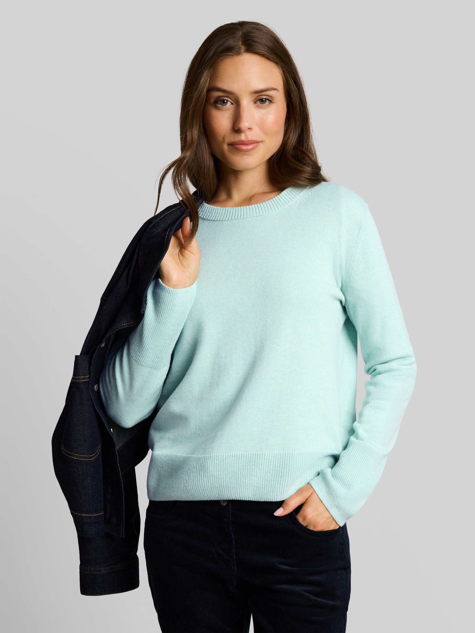 Strickpullover mit Kaschmir-Anteil - dusty light green melange - Ausschnitt Model-Vorderansicht