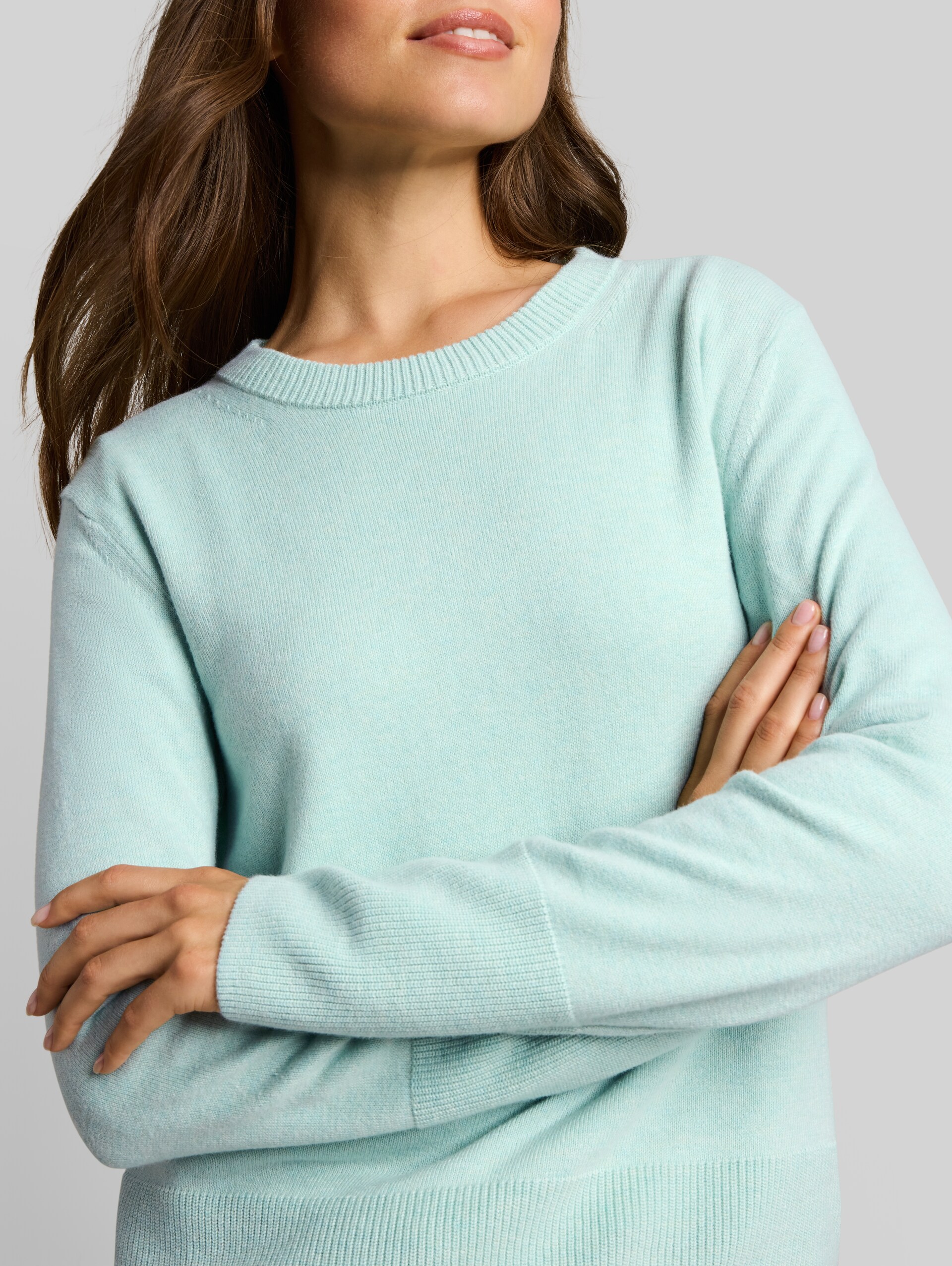 Strickpullover mit Kaschmir-Anteil - dusty light green melange - Detail-Model-Ansicht