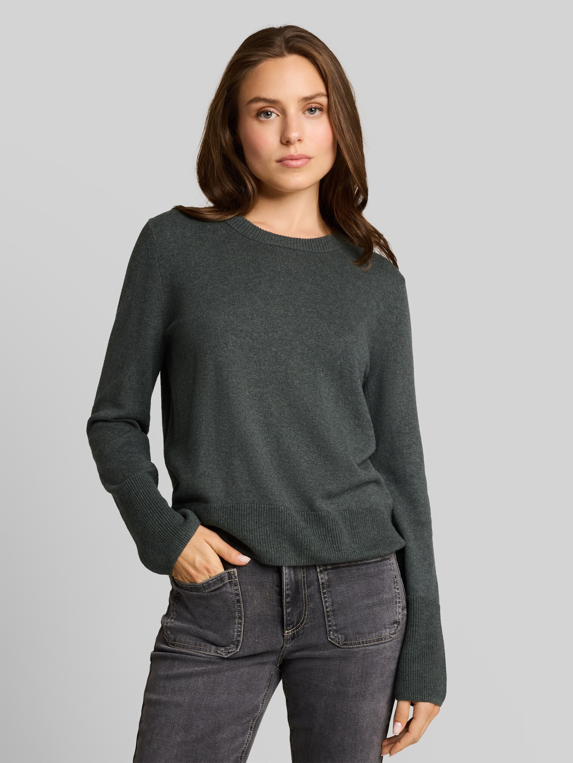 Strickpullover mit Kaschmir-Anteil - dark olive melange - Ausschnitt Model-Vorderansicht