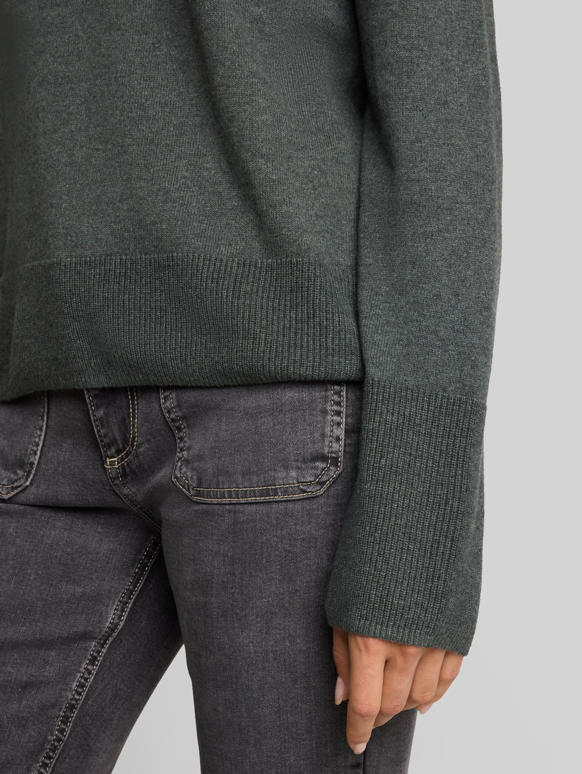 Strickpullover mit Kaschmir-Anteil - dark olive melange - Detail-Model-Ansicht