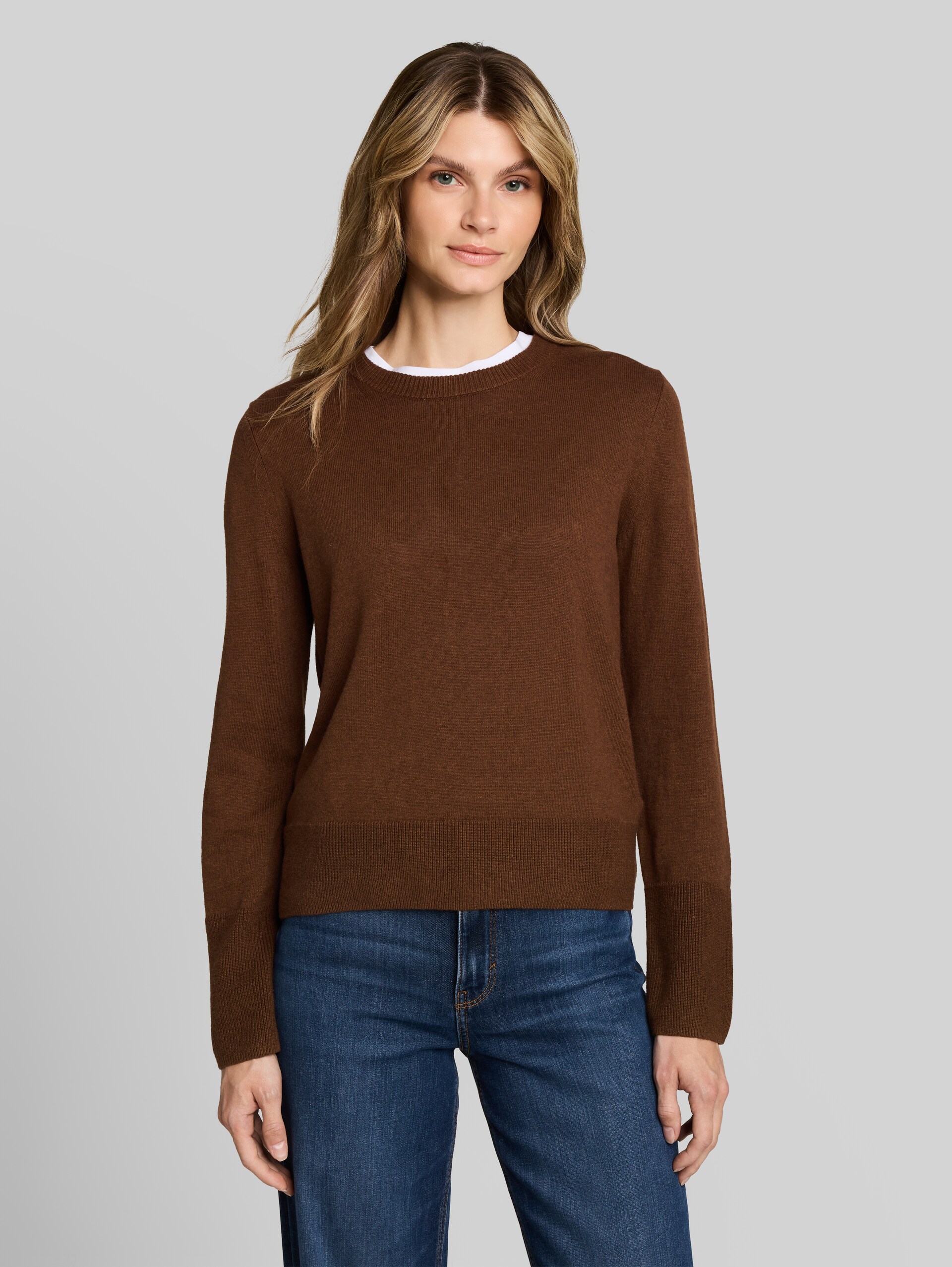Strickpullover mit Kaschmir-Anteil - mid camel melange - Ausschnitt Model-Vorderansicht