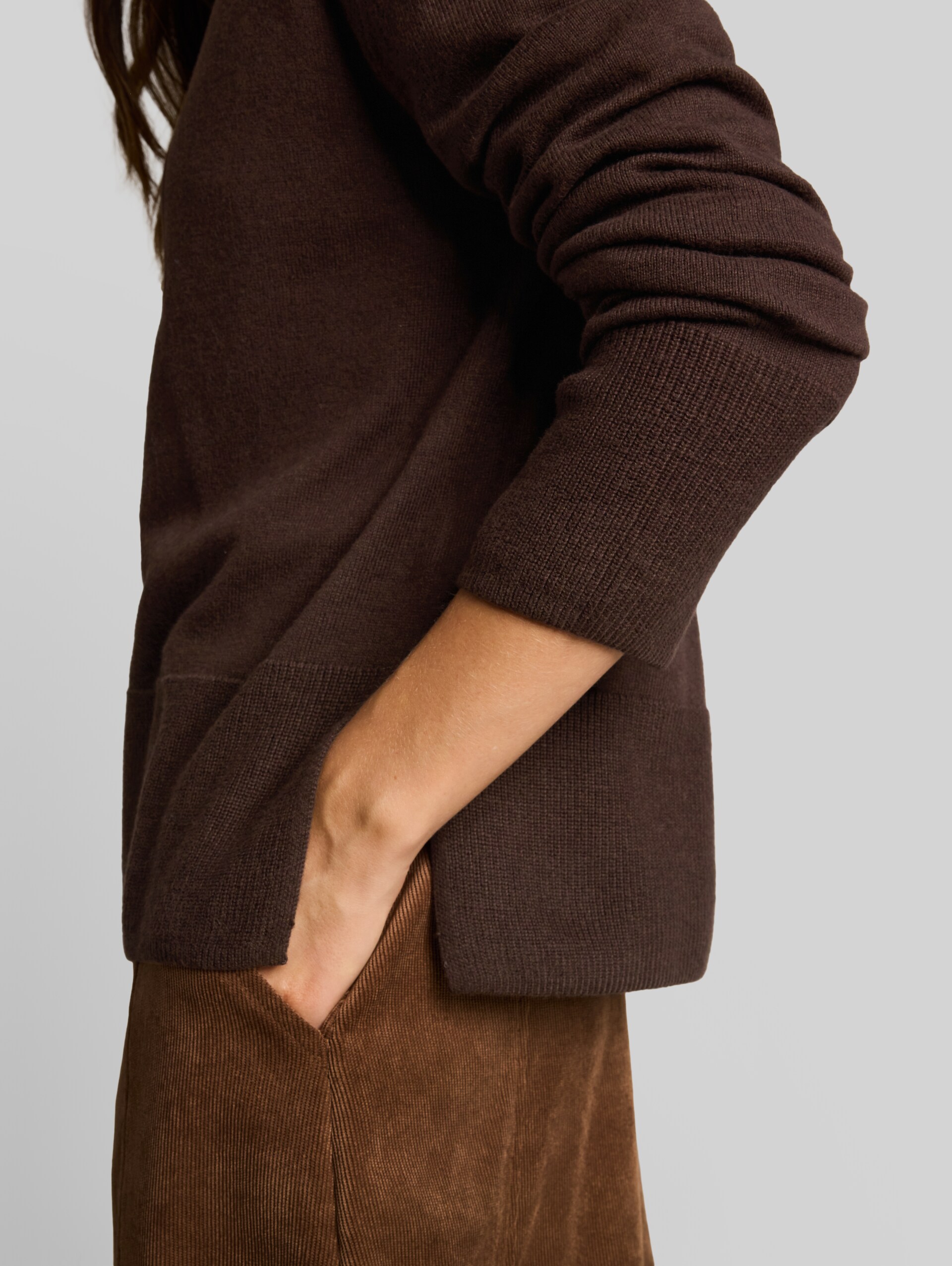 Rollkragenpullover mit Kaschmir-Anteil - java dark brown melange - Detail-Model-Ansicht
