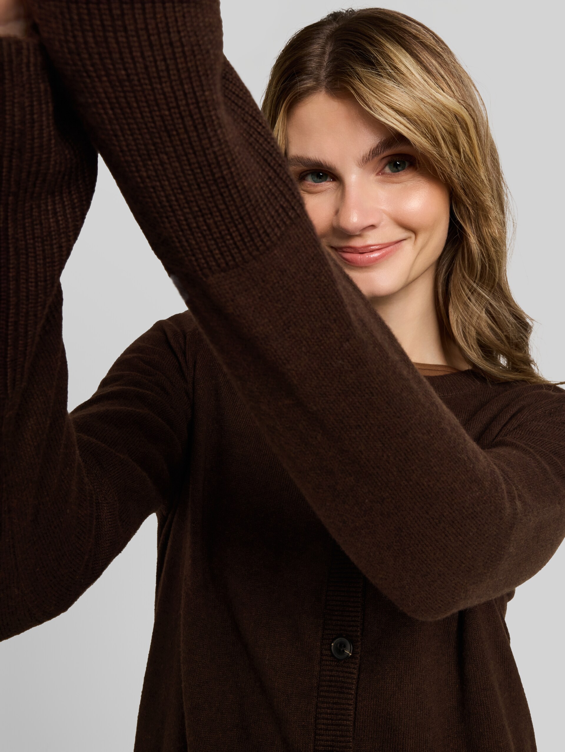 Cardigan mit Kaschmir-Anteil - java dark brown melange - Detail-Model-Ansicht