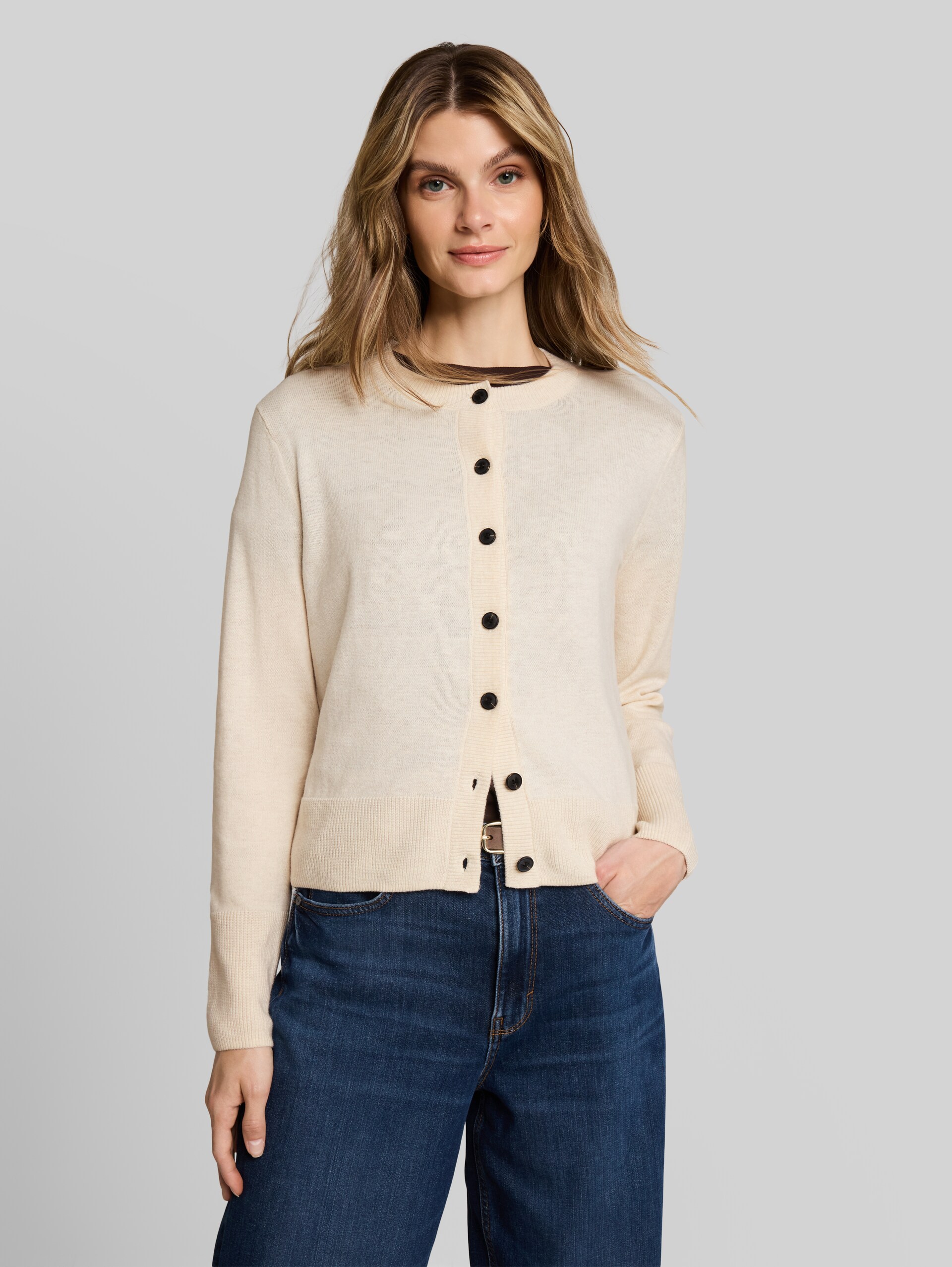 Cardigan mit Kaschmir-Anteil - whisper offwhite melange - Ausschnitt Model-Vorderansicht