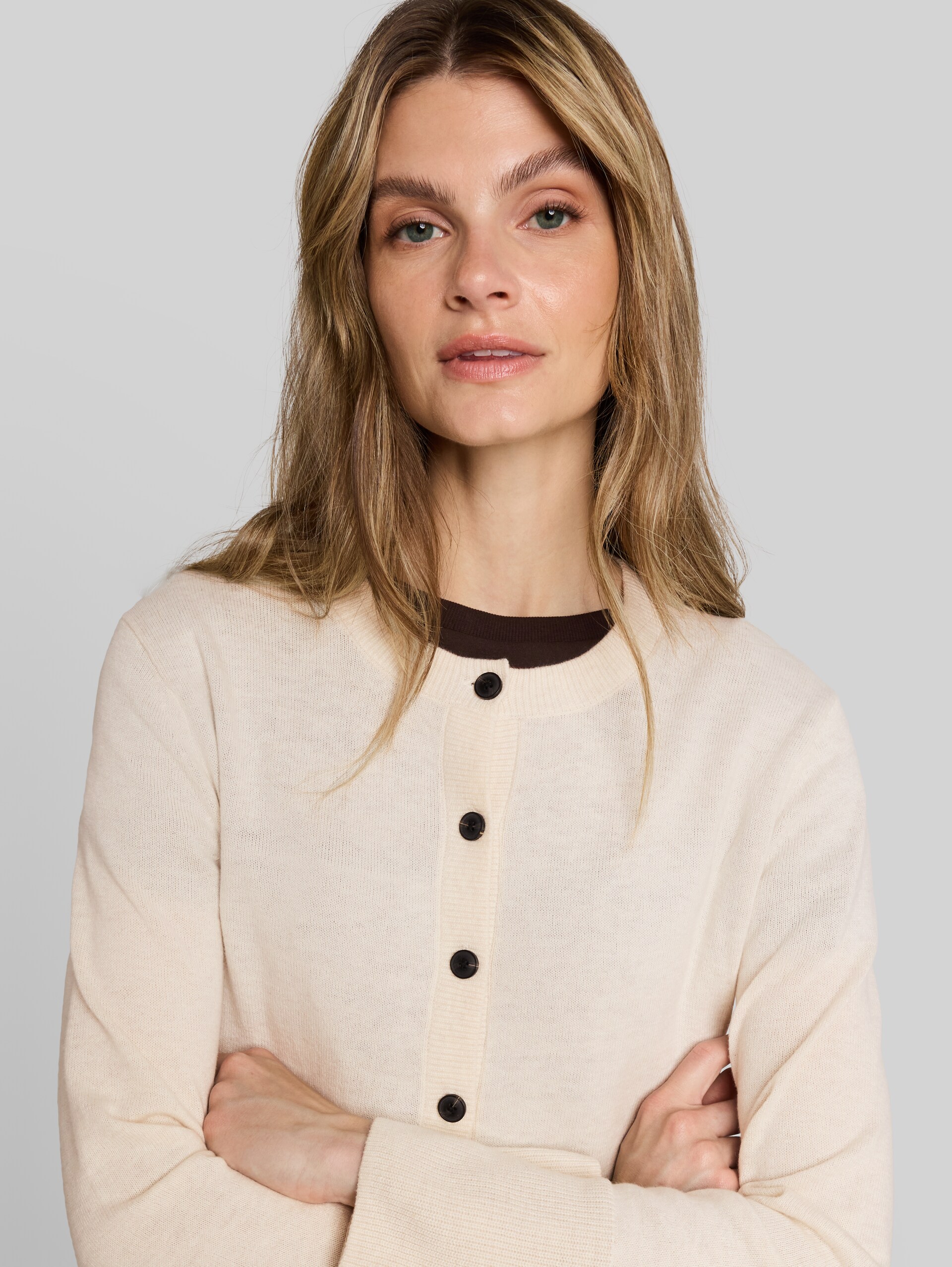 Cardigan mit Kaschmir-Anteil - whisper offwhite melange - Detail-Model-Ansicht