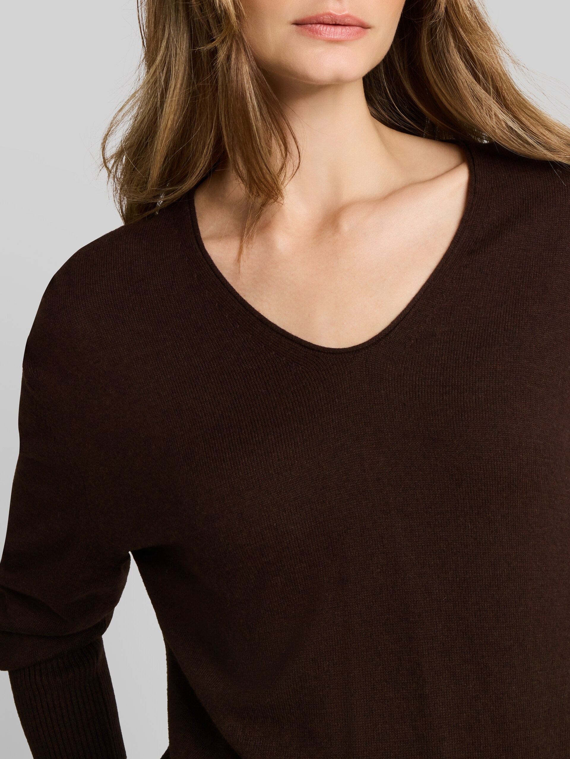 Oversize Strickpullover mit Kaschmir-Anteil - java dark brown melange - Detail-Model-Ansicht