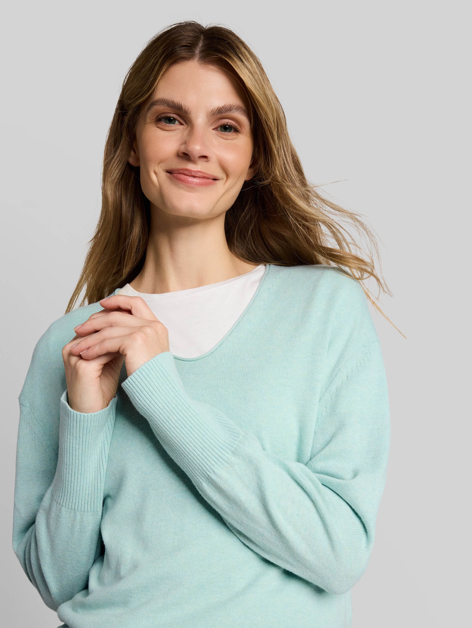 Oversize Strickpullover mit Kaschmir-Anteil - dusty light green melange - Detail-Model-Ansicht