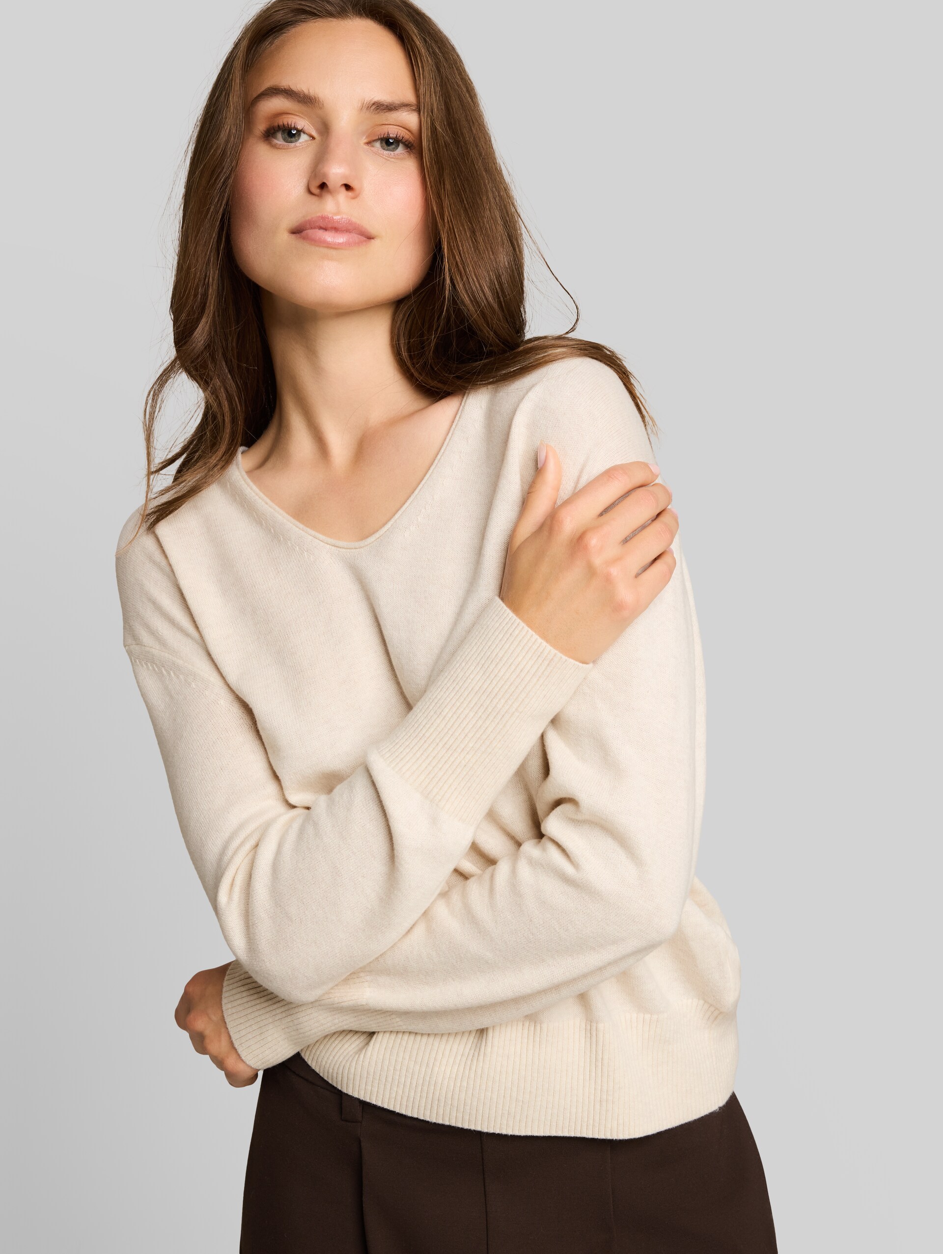 Oversize Strickpullover mit Kaschmir-Anteil - whisper offwhite melange - Detail-Model-Ansicht