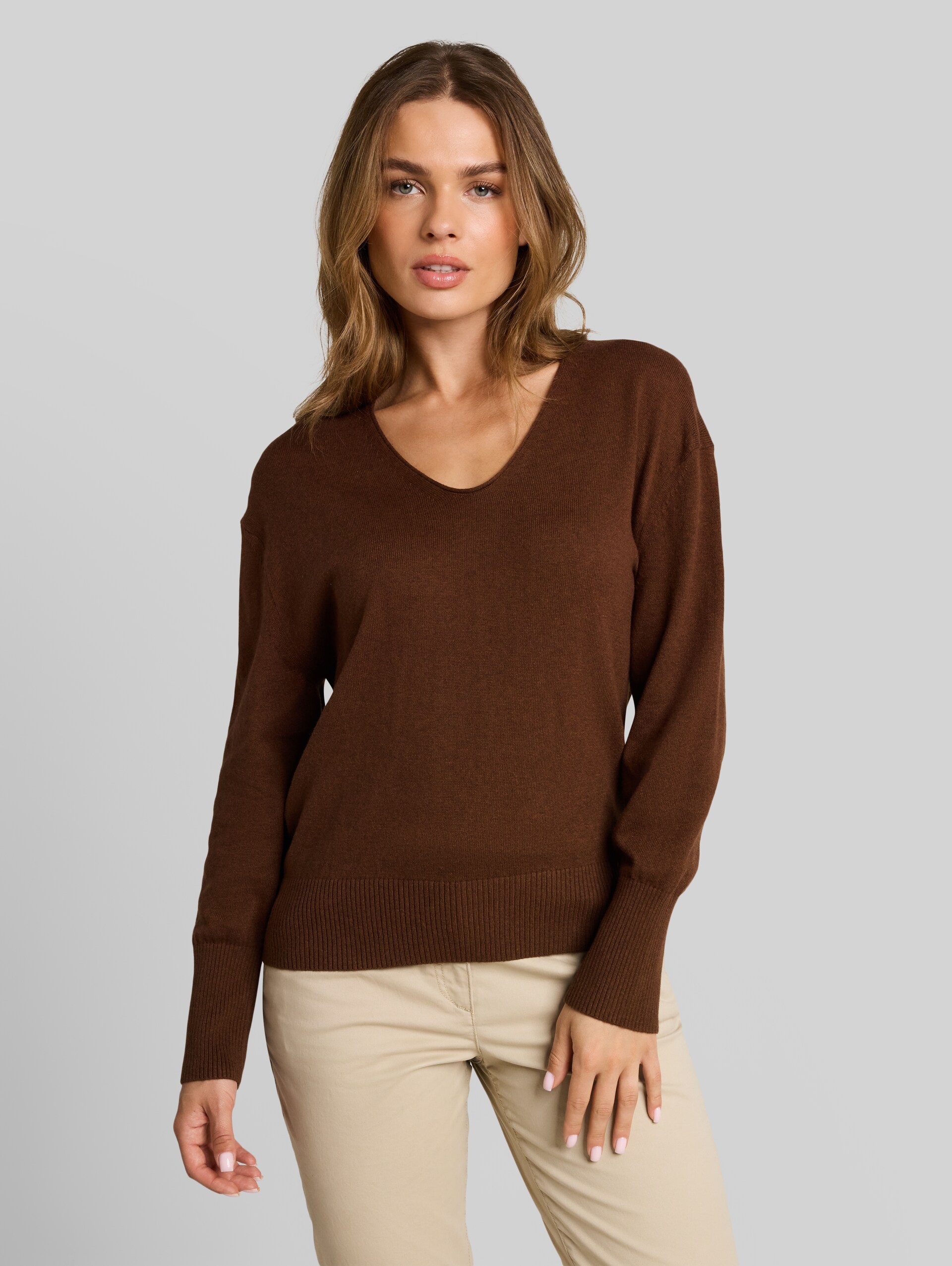 Oversize Strickpullover mit Kaschmir-Anteil - mid camel melange - Ausschnitt Model-Vorderansicht