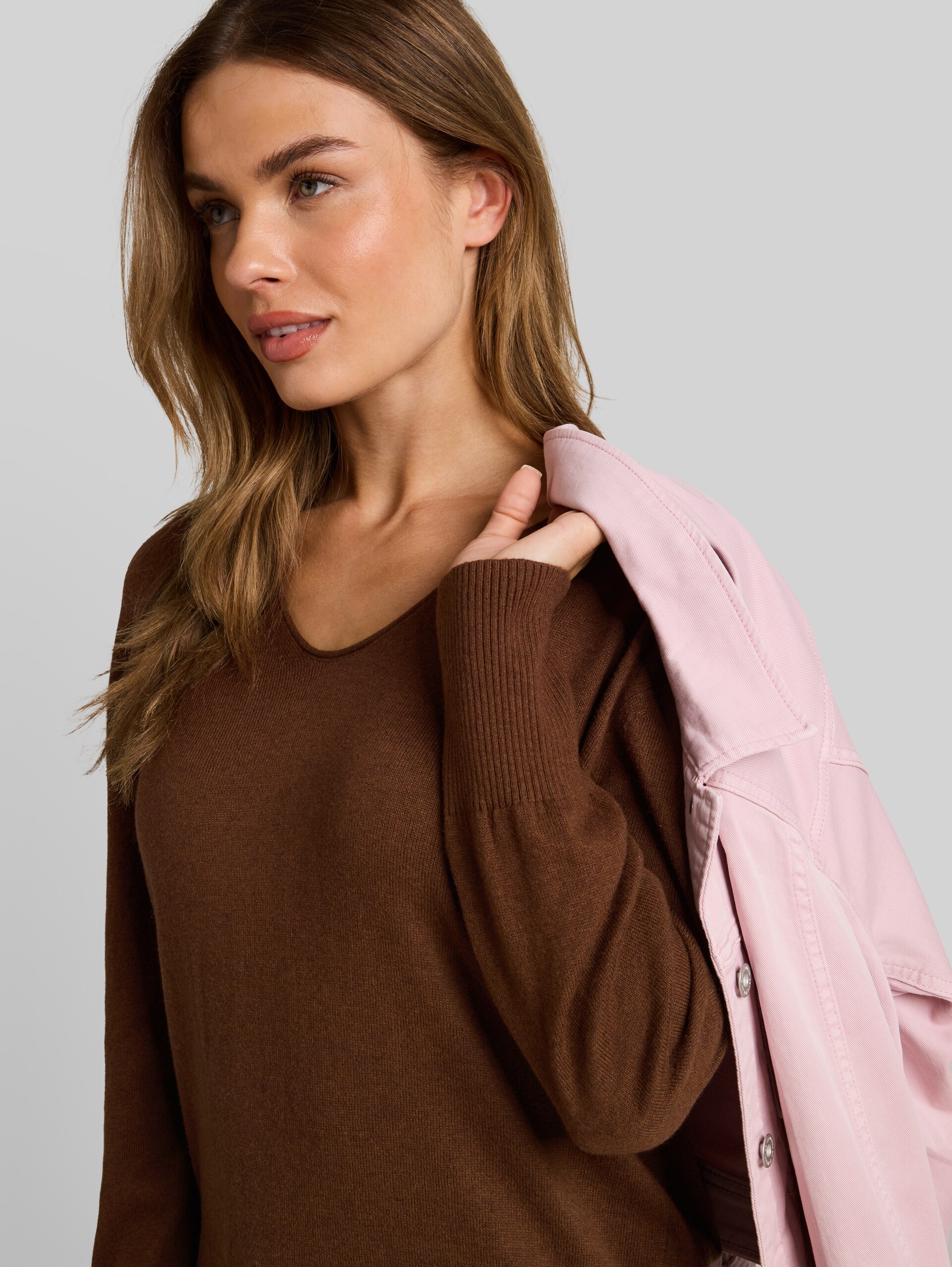 Oversize Strickpullover mit Kaschmir-Anteil - mid camel melange - Detail-Model-Ansicht