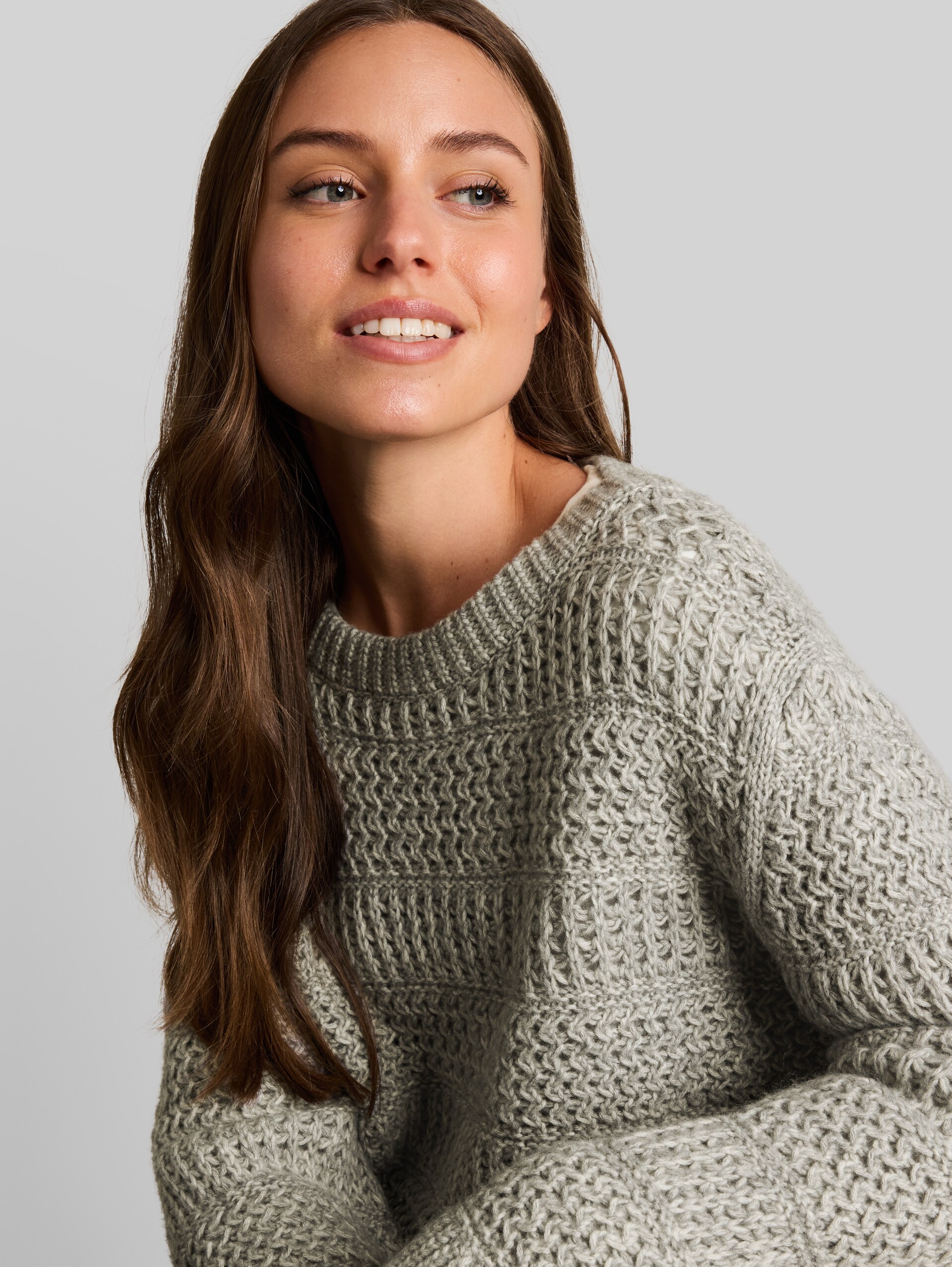 Strickpullover mit Wollanteil - soft grey melange - Detail-Model-Ansicht